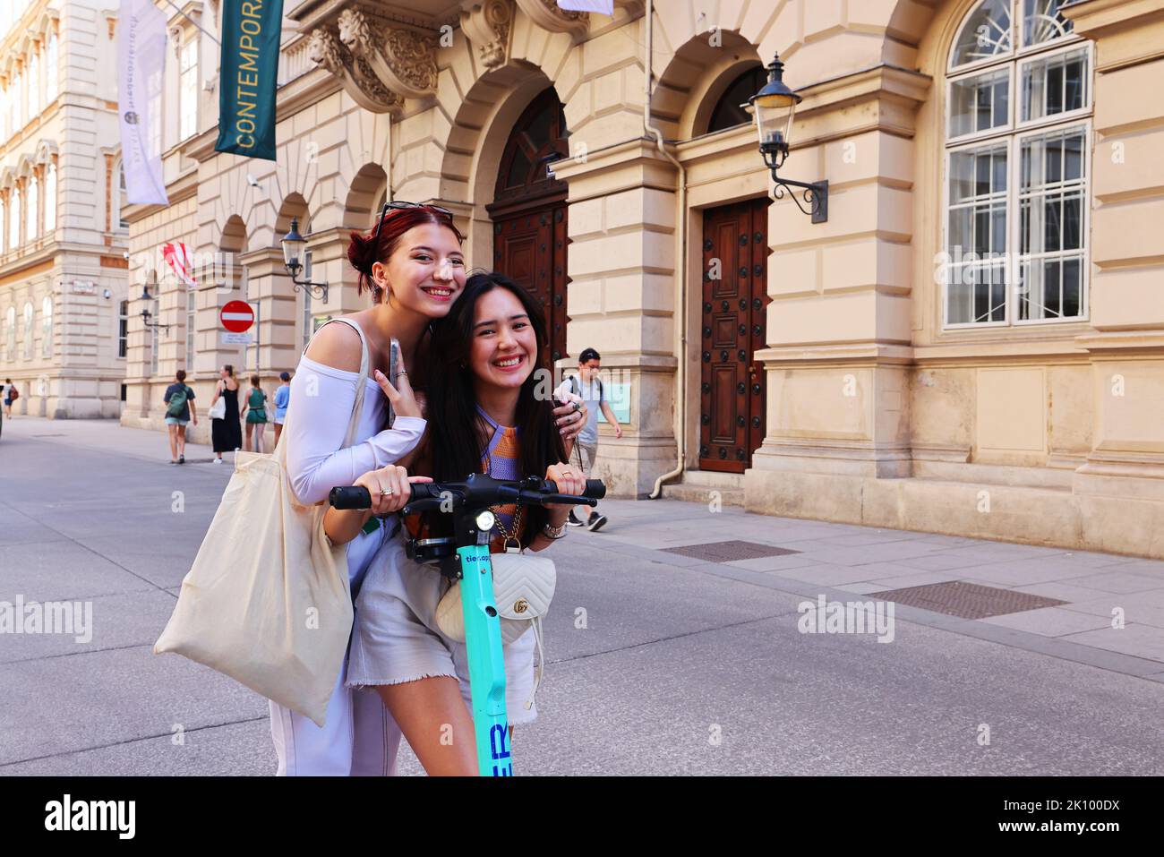 Wien, schöne Frauen, Cityroller, 2 Frauen mit Escooter in Wien haben Spaß und Freude Stockfoto