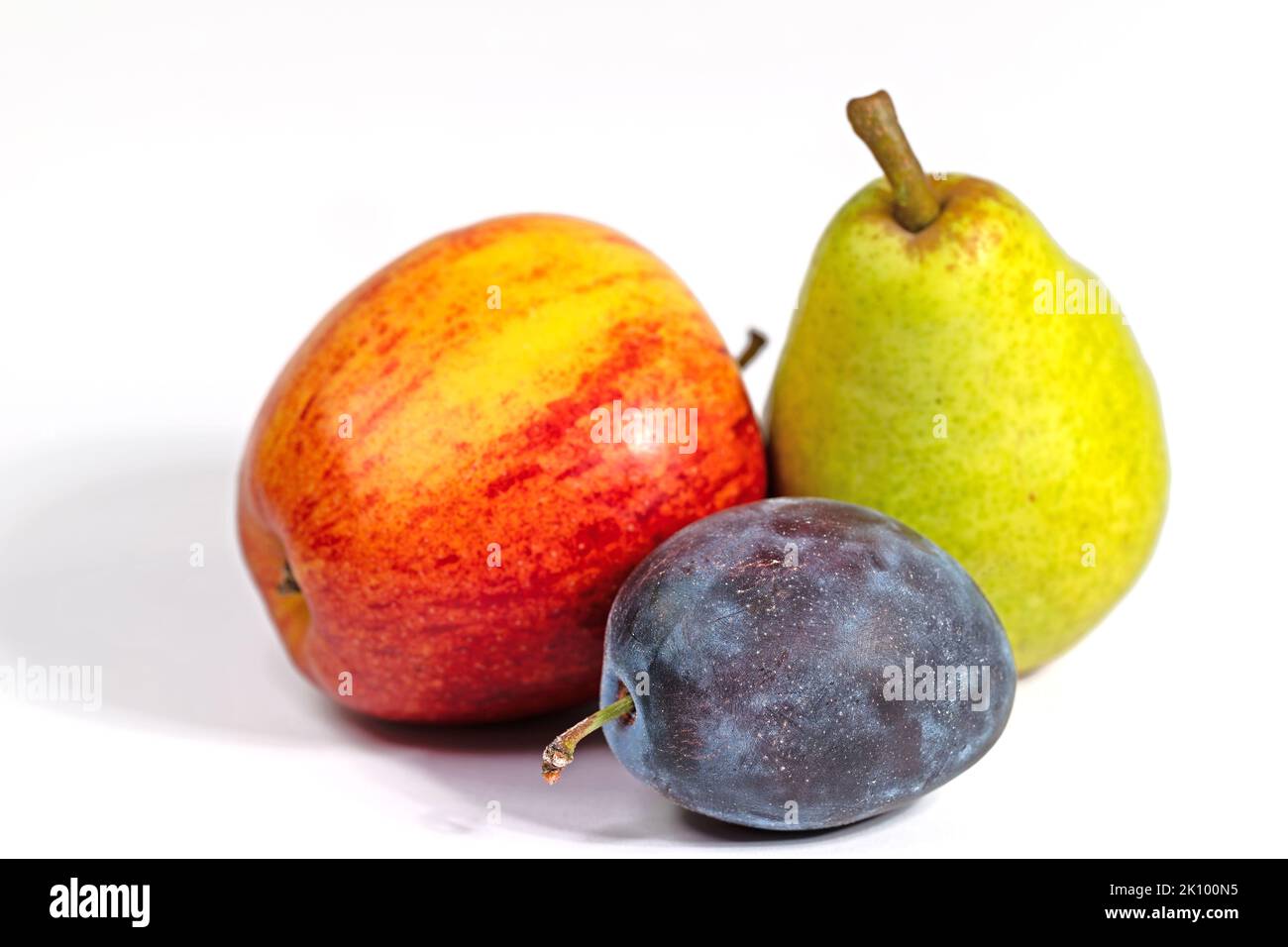 Verschiedene Früchte vor weißem Hintergrund Stockfoto