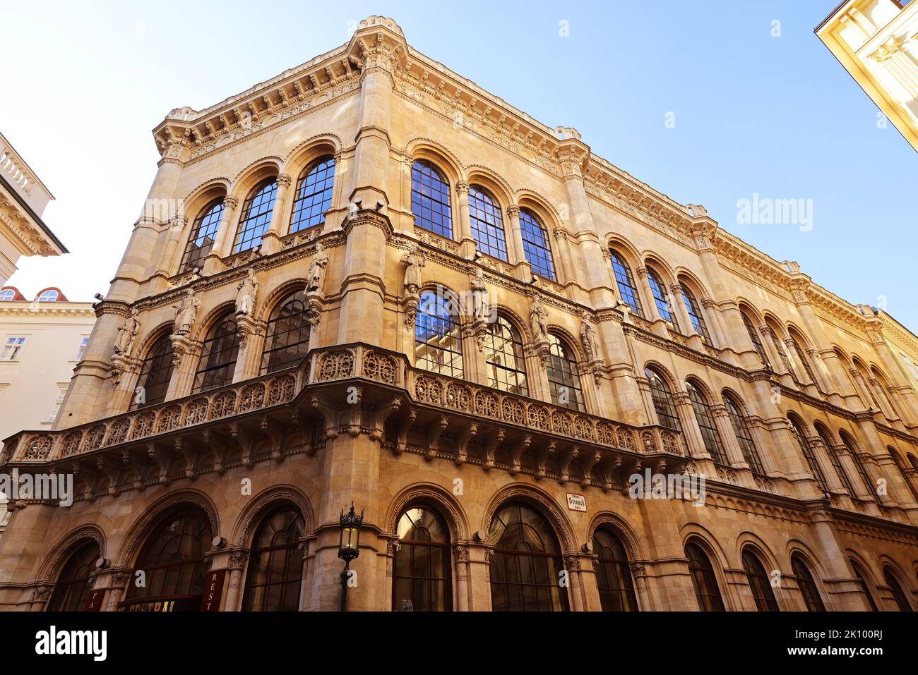 Palais Ferstel, Cafe Central, Wien, im historischen Ambiente eines Wiener Cafehauses einen Viaker oder Schwarzen geniessen und in Gedanken schwelgen Stockfoto
