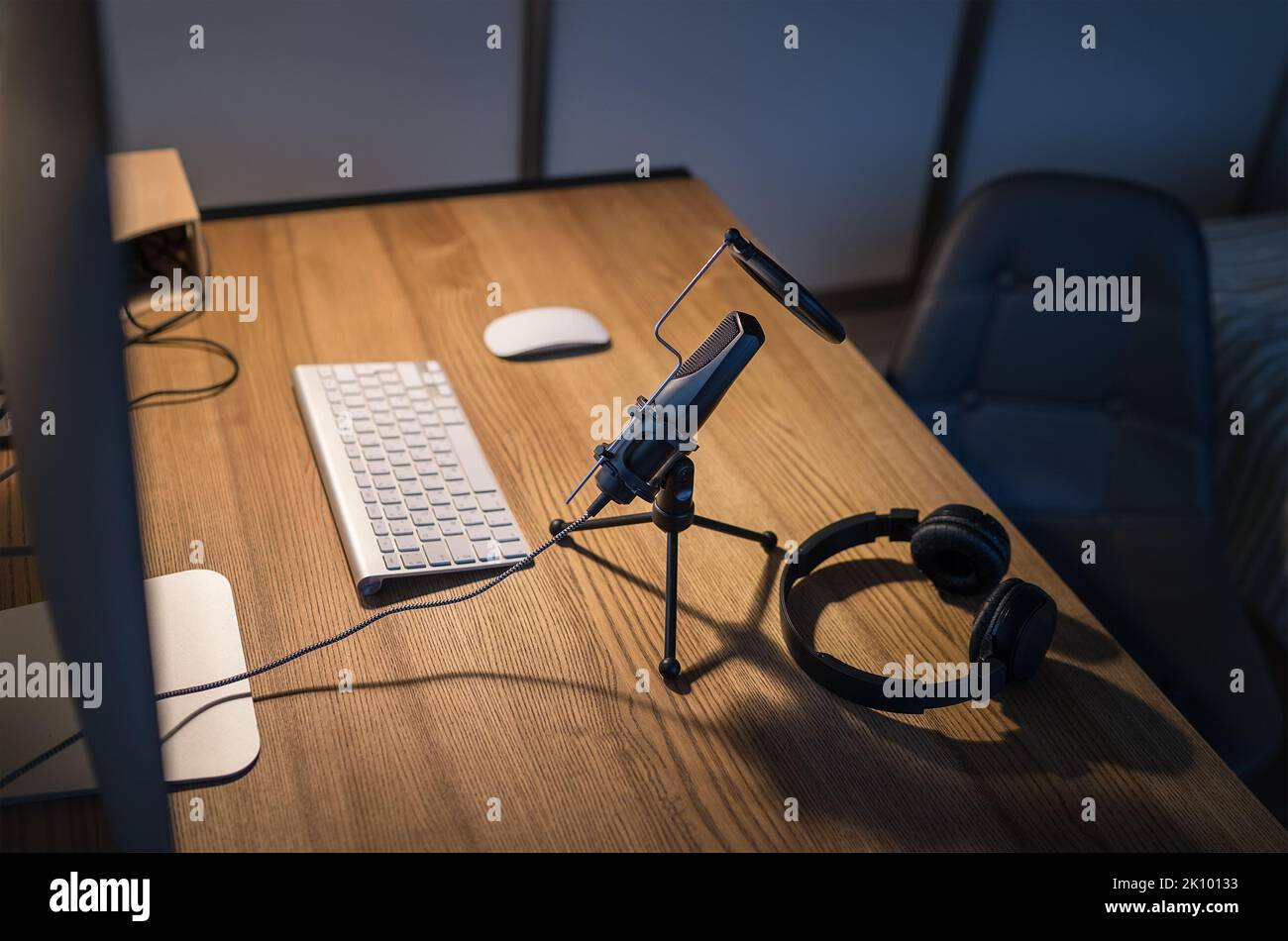 Kleines Audio-Streaming-Studio: Mikrofon mit POP-Filter, Kopfhörer, Desktop-Computer, Tastatur und Maus. Moderne Home Sound Studio Audio Aufnahme o Stockfoto