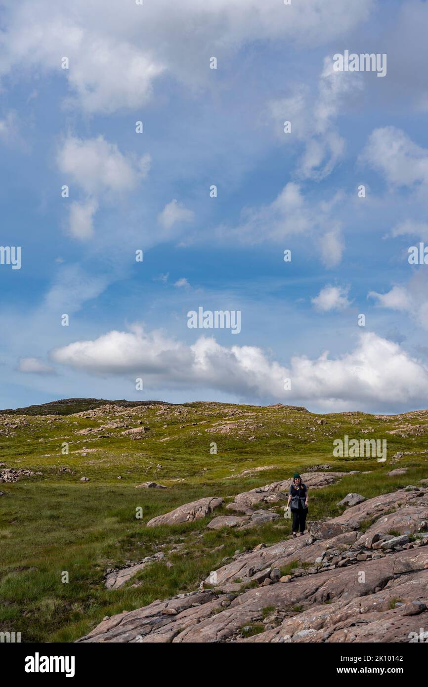 Frau, die am Pass der Rinder läuft, applecross, schottland, großbritannien Stockfoto
