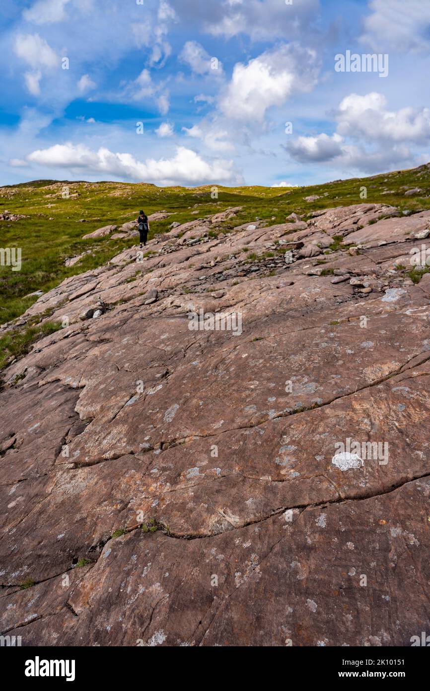 Frau, die am Pass der Rinder läuft, applecross, schottland, großbritannien Stockfoto