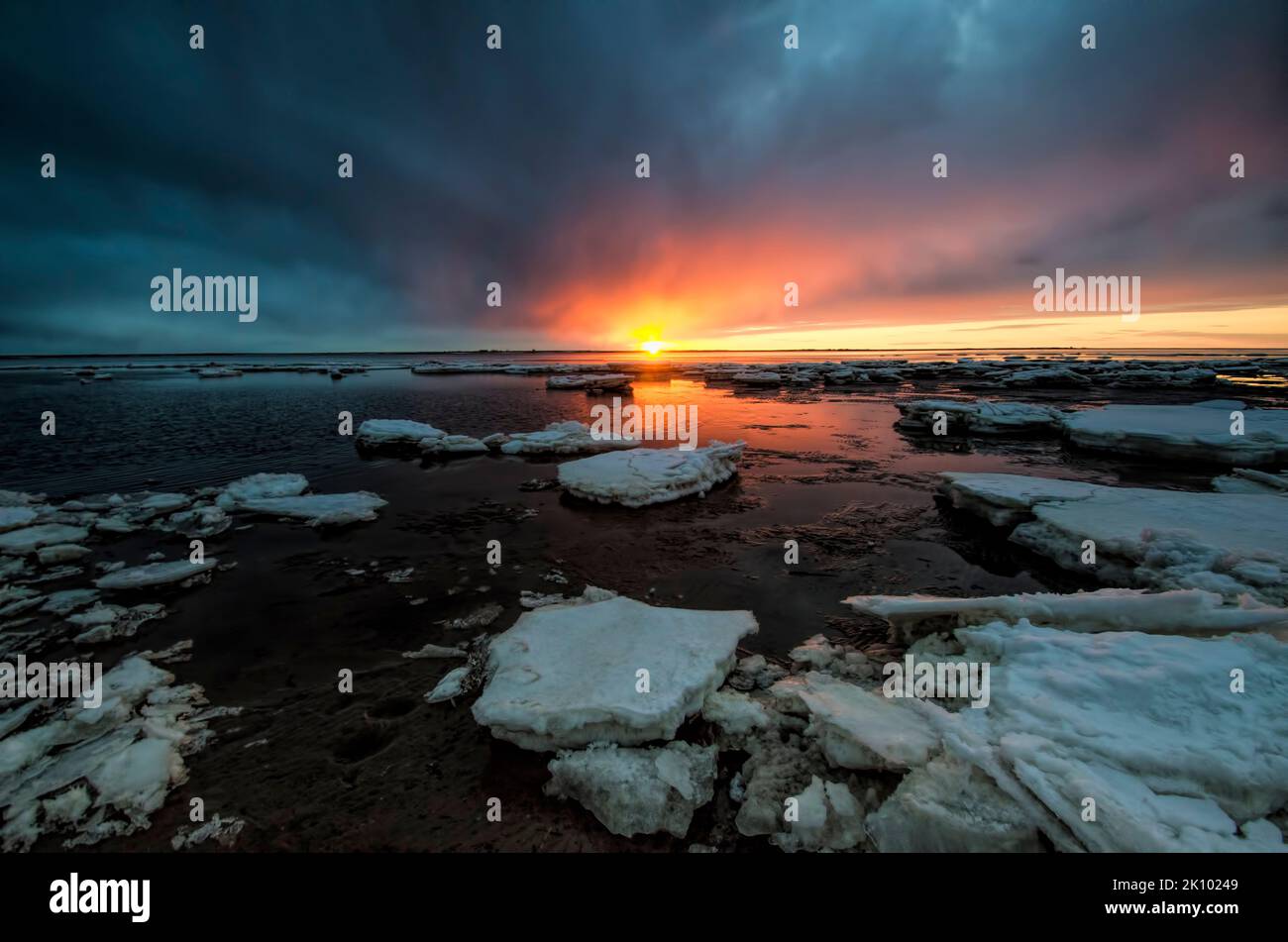 Eisschollen an der Küste bei Sonnenuntergang. Schöner kalter Abend Stockfoto