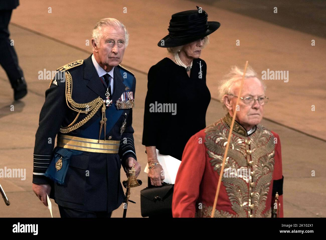 König Charles III. Und der Queen Consort während eines Dienstes in der Westminster Hall, London, wo der Sarg von Königin Elizabeth II. Vor ihrer Beerdigung am Montag in Stand sein wird. Bilddatum: Mittwoch, 14. September 2022. Stockfoto