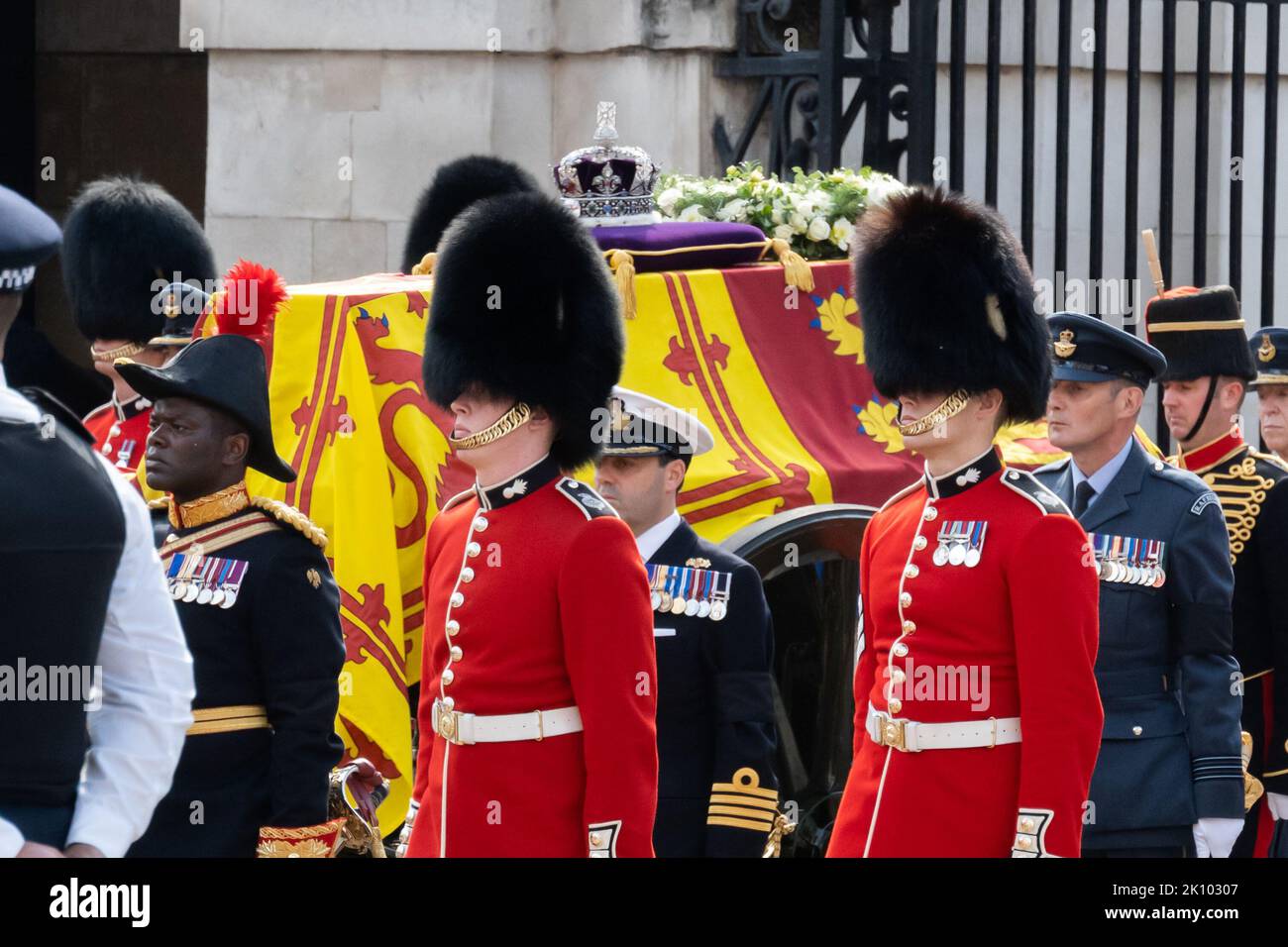 London, Großbritannien - 14.. September 2022 der Sarg der Königin reist durch den Horse Guards Arch nach Whitehall, wo sie mit einem Waffenwagen nach Westminster Hall gebracht wird, wo sie bis zu ihrer Beerdigung am Montag vier Tage lang im Staat liegen wird. Quelle: Nils Jorgensen/Alamy Live News Stockfoto