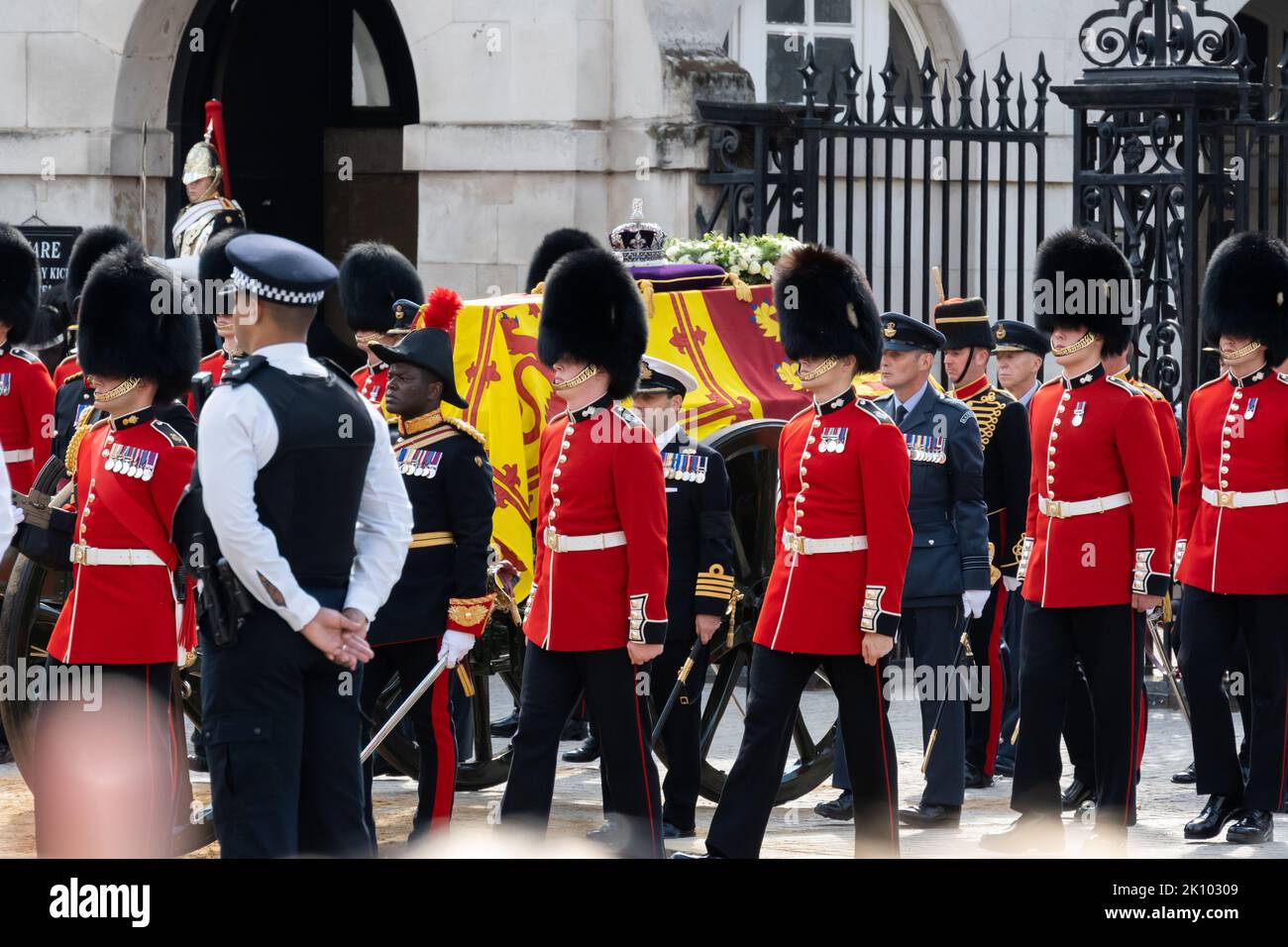 London, Großbritannien - 14.. September 2022 der Sarg der Königin reist durch den Horse Guards Arch nach Whitehall, wo sie mit einem Waffenwagen nach Westminster Hall gebracht wird, wo sie bis zu ihrer Beerdigung am Montag vier Tage lang im Staat liegen wird. Quelle: Nils Jorgensen/Alamy Live News Stockfoto