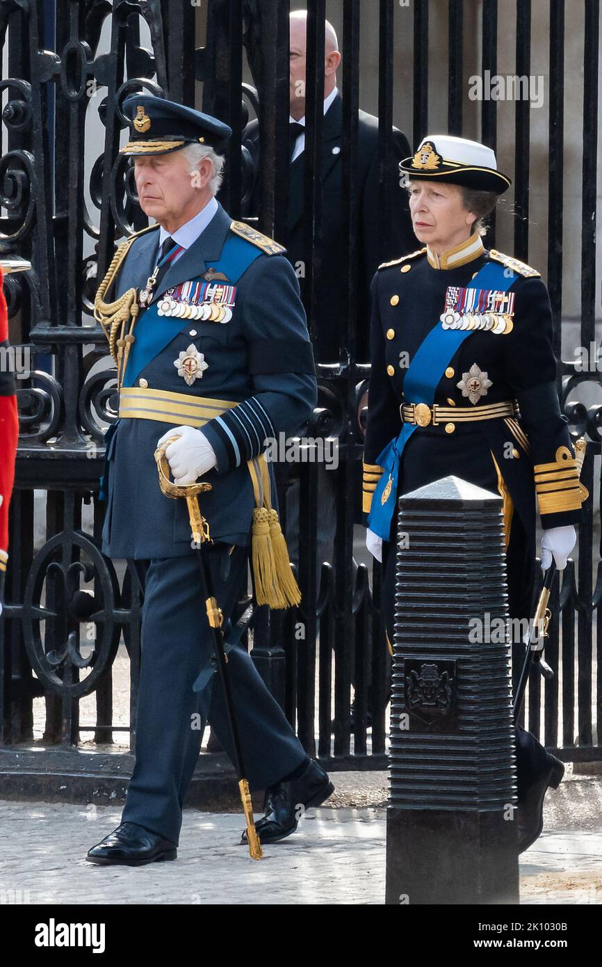 London, Großbritannien - 14.. September 2022 König Charles III. Und Prinzessin Anne marschieren hinter dem Sarg der Königin, während er durch den Horse Guards Arch nach Whitehall fährt und mit einem Waffenwagen zur Westminster Hall transportiert wird, wo sie bis zu ihrer Beerdigung am Montag vier Tage lang in einem Zustand sein wird. Quelle: Nils Jorgensen/Alamy Live News Stockfoto