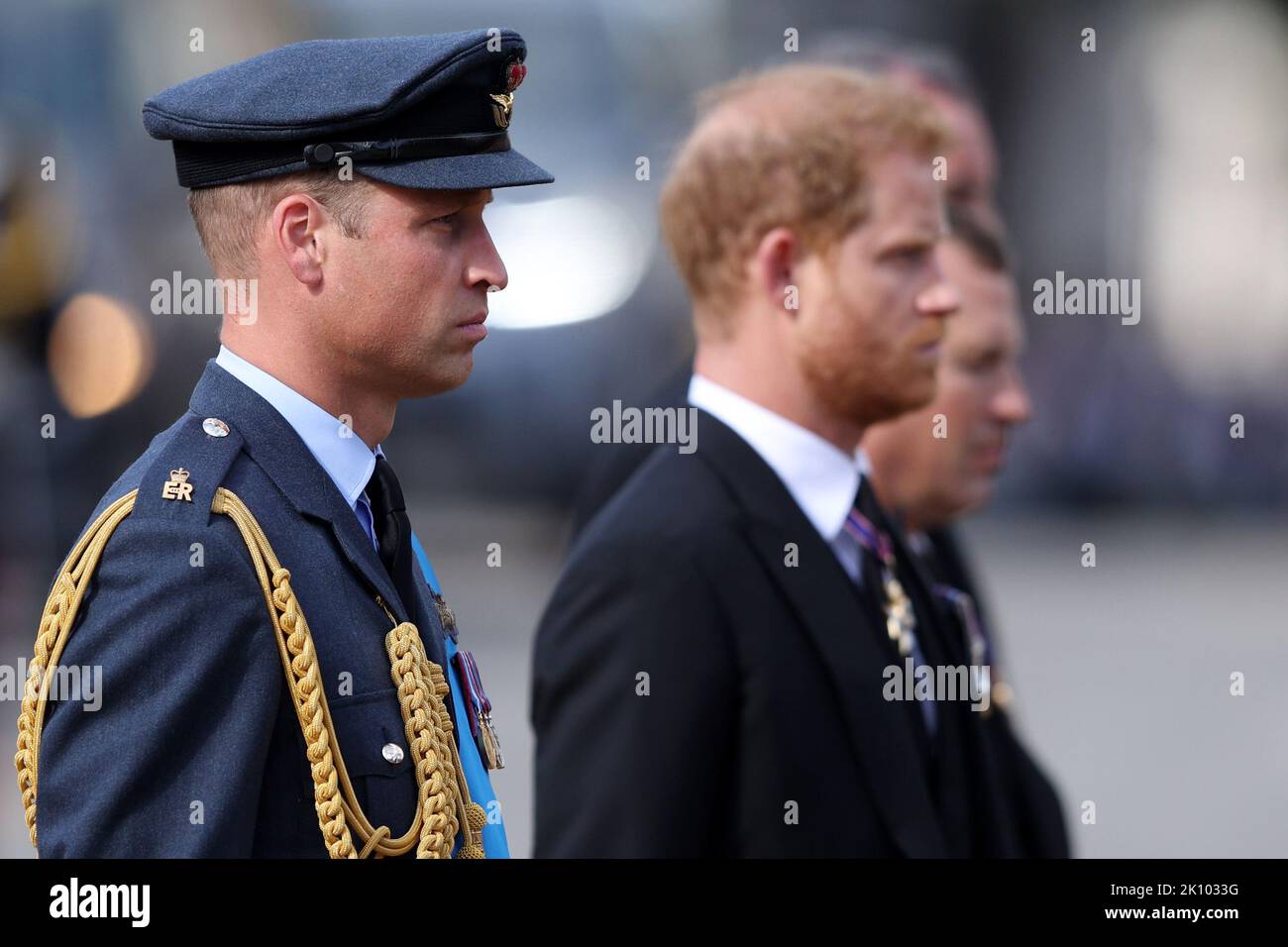 Der Prinz von Wales und der Herzog von Sussex gehen während der Prozession vom Buckingham Palace zur Westminster Hall, London, hinter den Sarg von Königin Elizabeth II., wo er vor ihrer Beerdigung am Montag in einem Zustand liegen wird. Bilddatum: Mittwoch, 14. September 2022. Stockfoto