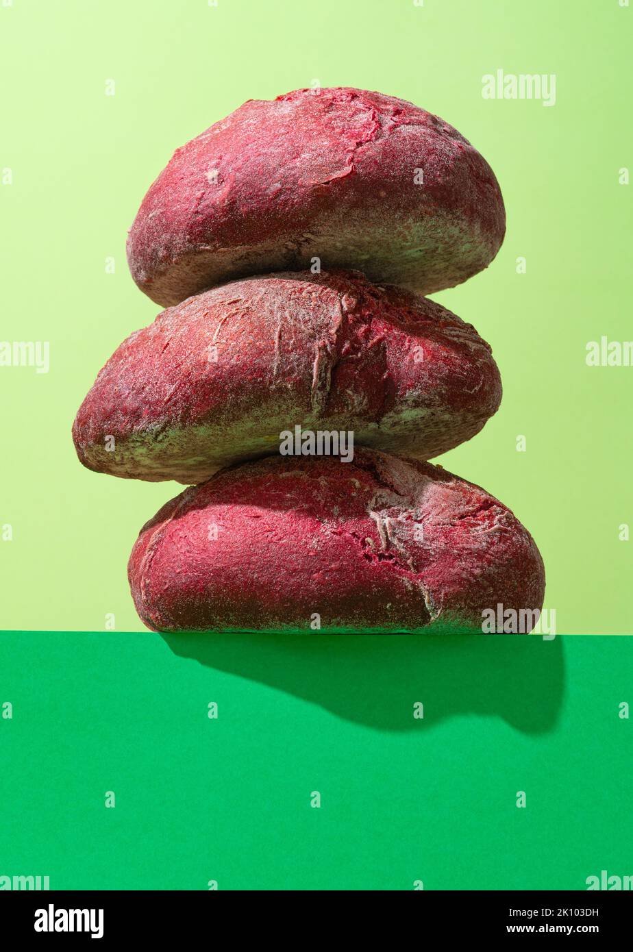 Stapel roter Rote-Beete-Buns, Hero View. Stockfoto