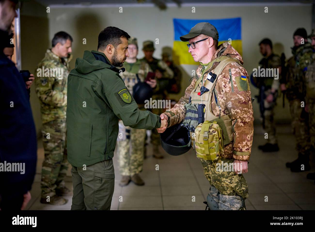 Bei einem Besuch im besetzten Izyum in der Region Charkiw in der Ukraine traf sich Präsident Wolodymyr Zelenski mit seinen Truppen und betonte, dass die Bewohner aller vorübergehend besetzten Gebiete der Ukraine, einschließlich der Krim, wissen sollten, dass die Ukraine definitiv dorthin zurückkehren wird und damit ein vollwertiges Leben zurückkehren wird. Foto: Ukraine Presidential Press Office. Stockfoto