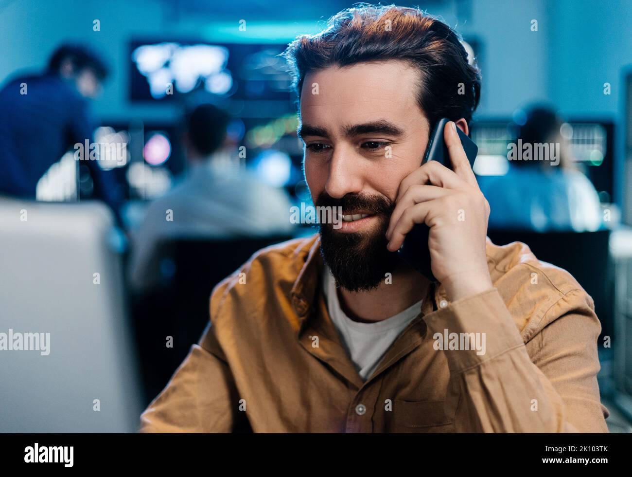 Junge Geschäftsleute, männliche Aktienhändler, die im Büro arbeiten Stockfoto