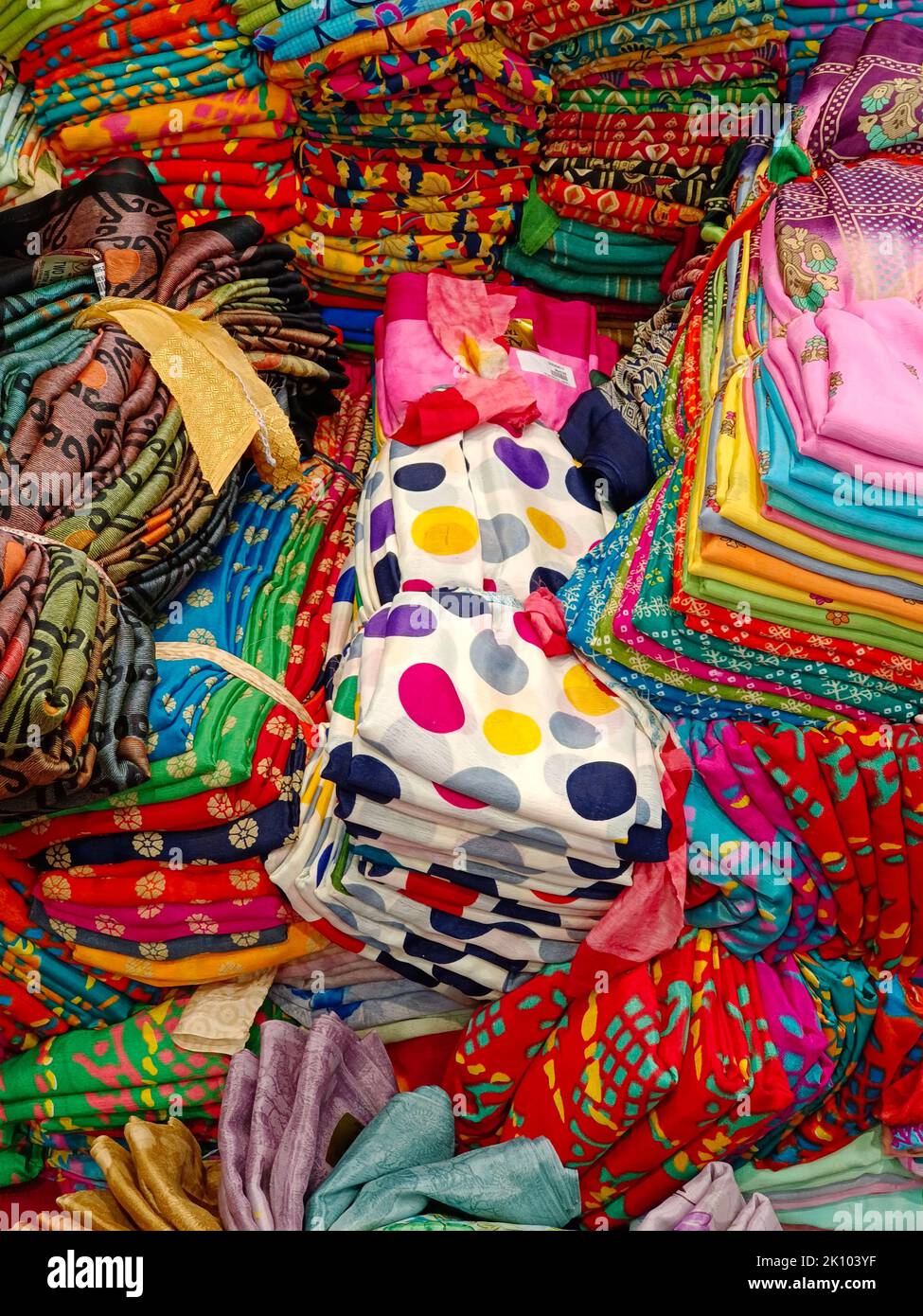 Pune, Maharashtra, Indien, 14. September 2022, Saree Shop während des Festivals, traditionelle indische Kleidung, bunte Sarees auf dem Markt zu verkaufen. Stockfoto