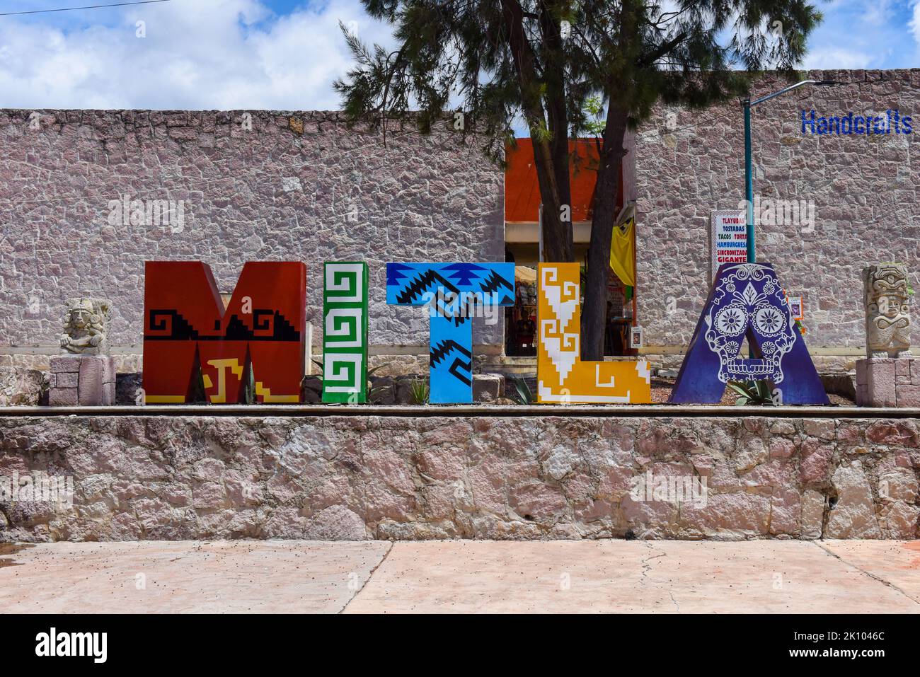 Bunte Riesenbriefe der Stadt Mitla, Bundesstaat Oaxaca, Mexiko Stockfoto