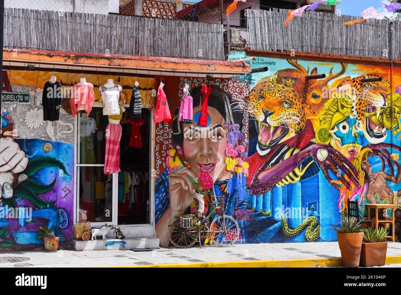 Bunte Wandgemälde und Laden im Zentrum der Stadt Mitla, Bundesstaat Oaxaca, Mexiko Stockfoto
