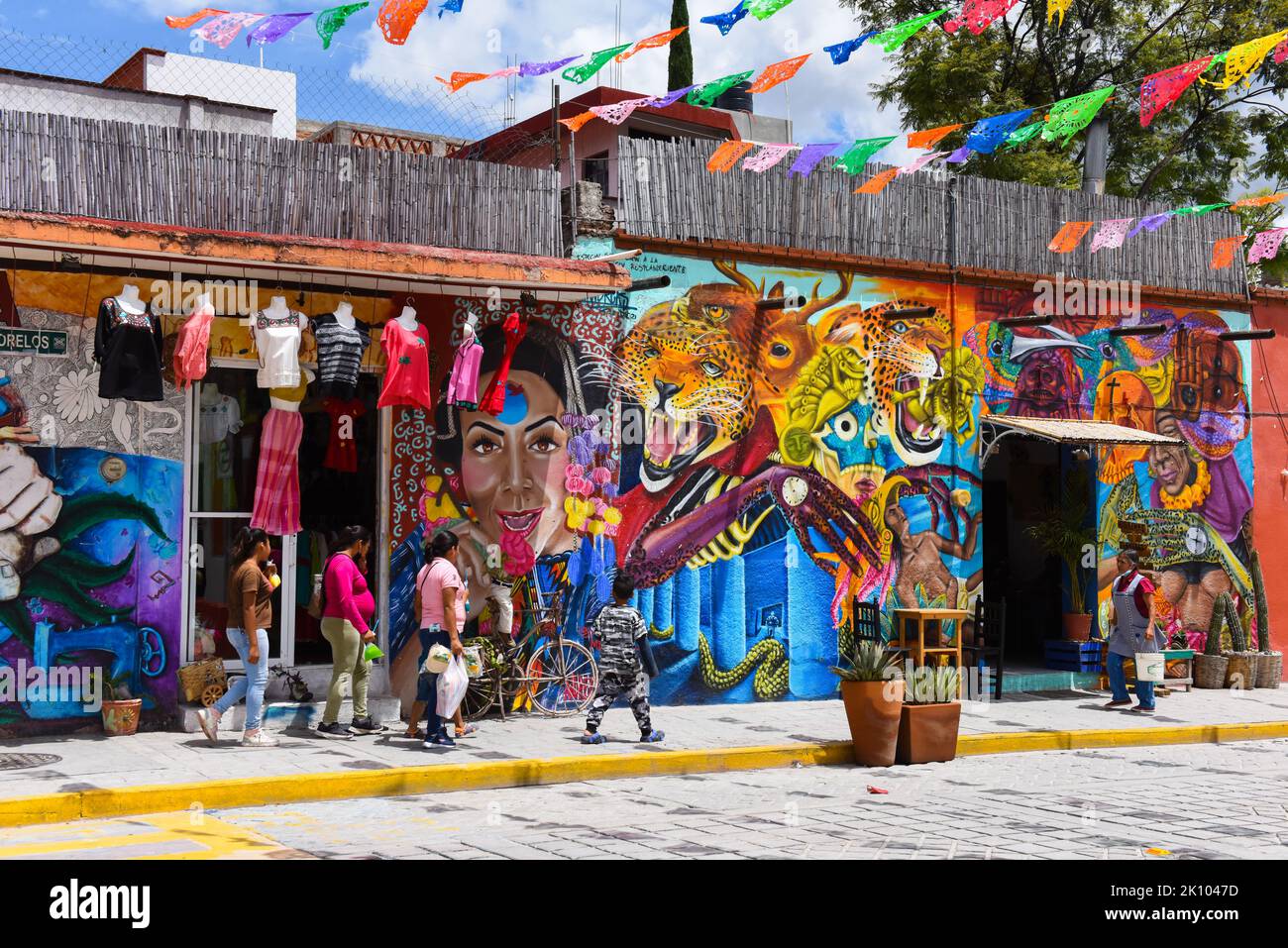 Bunte Wandmalereien und Geschäfte im Zentrum der Stadt Mitla, Bundesstaat Oaxaca, Mexiko Stockfoto