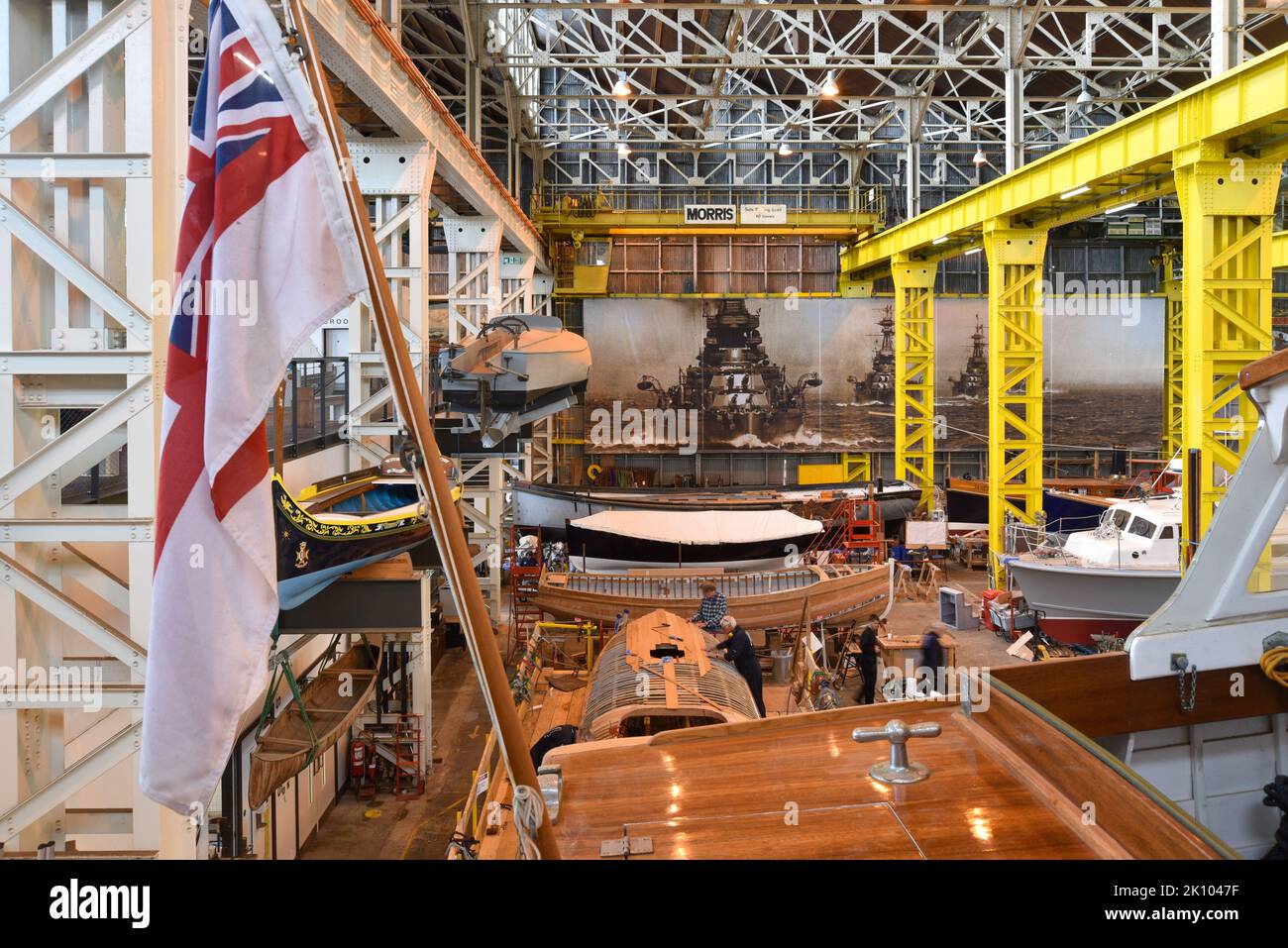 Innenansicht des Boathouse 4 auf der historischen Werft von Portsmouth in England. Bootsbau Ausbildung und Ausstellungen von berühmten Handwerk. Stockfoto