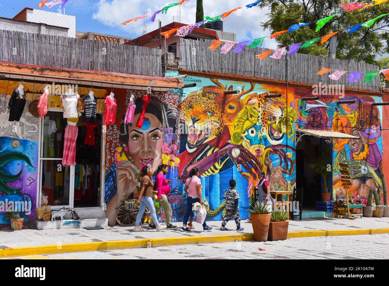 Bunte Wandmalereien und Geschäfte im Zentrum der Stadt Mitla, Bundesstaat Oaxaca, Mexiko Stockfoto