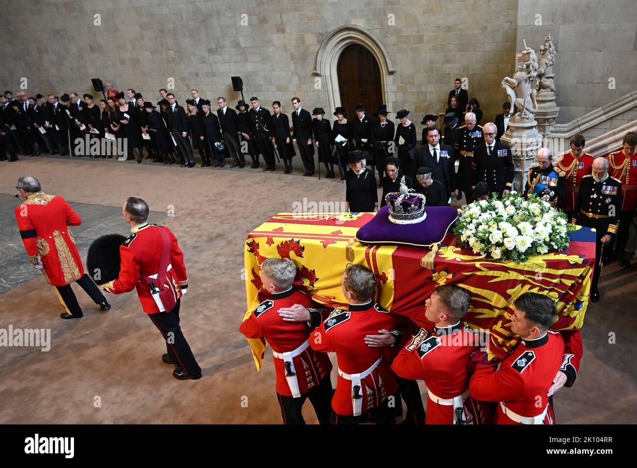 Die Trägerin trägt den Sarg von Königin Elizabeth II. In die Westminster Hall, London, wo er vor ihrer Beerdigung am Montag in einem Zustand liegen wird. Bilddatum: Mittwoch, 14. September 2022. Stockfoto