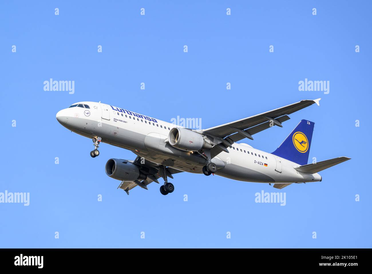 München, Deutschland - Februar 19. 2022: Lufthansa Airbus A320-200 mit der Flugzeugregistrierung D-AIZA im Anflug auf die Südbahn 26L der Stockfoto