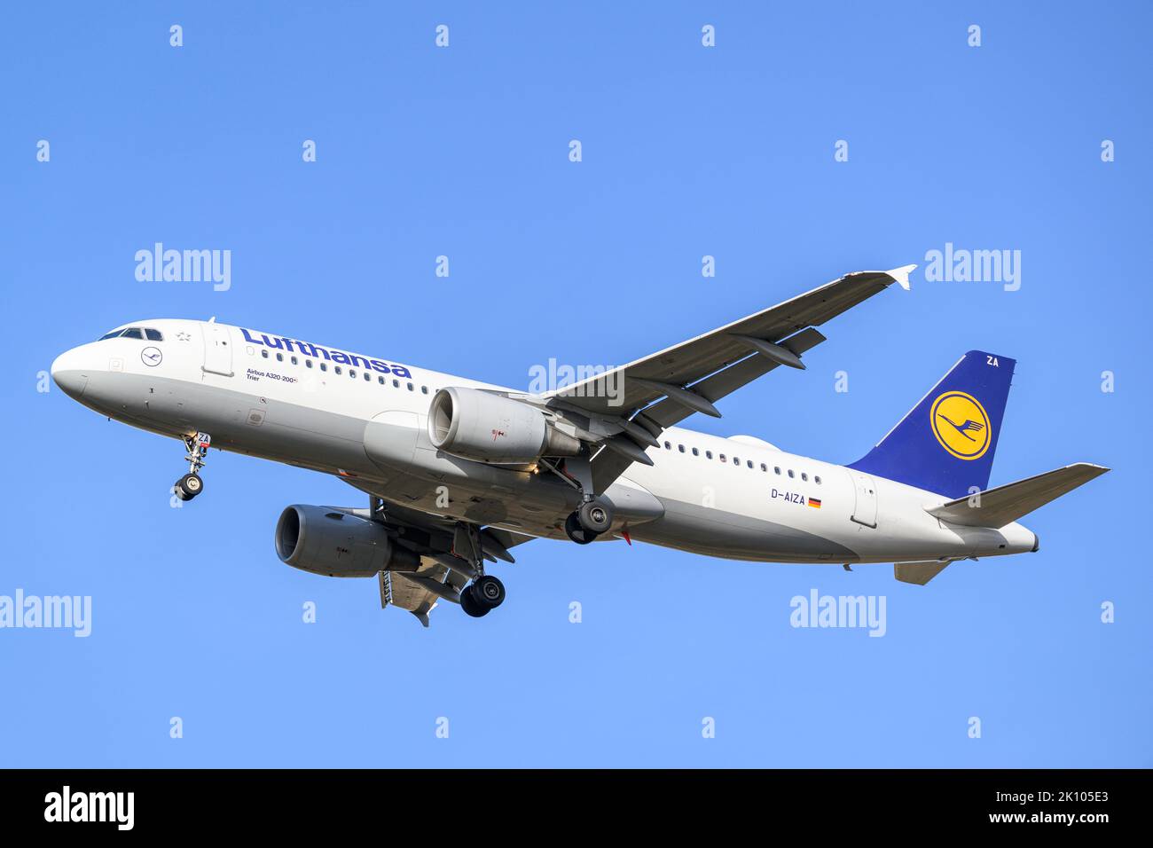 München, Deutschland - Februar 19. 2022: Lufthansa Airbus A320-200 mit der Flugzeugregistrierung D-AIZA im Anflug auf die Südbahn 26L der Stockfoto