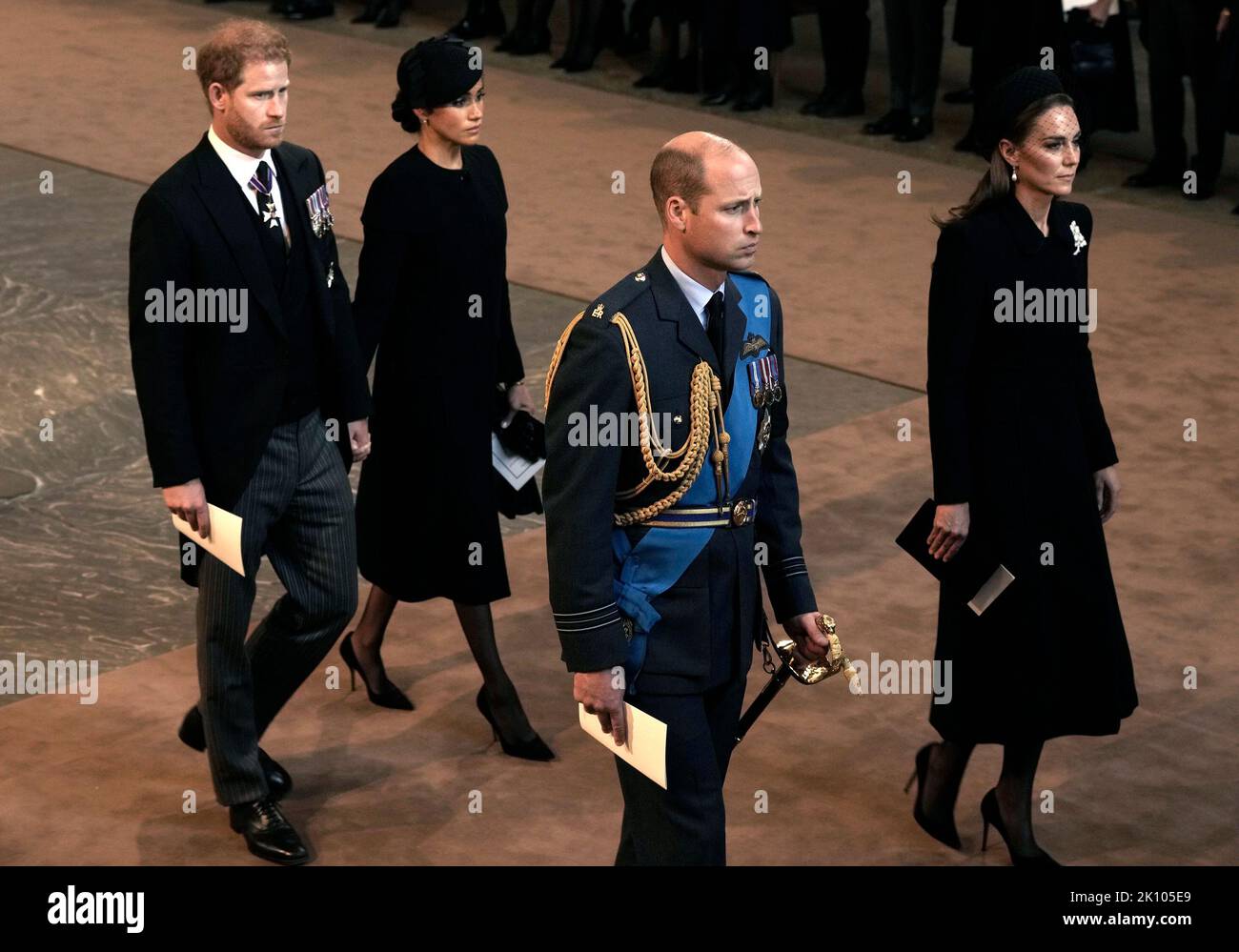 Der Herzog und die Herzogin von Sussex und der Prinz und die Prinzessin von Wales bei einem Gottesdienst in der Westminster Hall, London, wo der Sarg von Königin Elizabeth II. Vor ihrer Beerdigung am Montag in einem Zustand liegen wird. Bilddatum: Mittwoch, 14. September 2022. Stockfoto