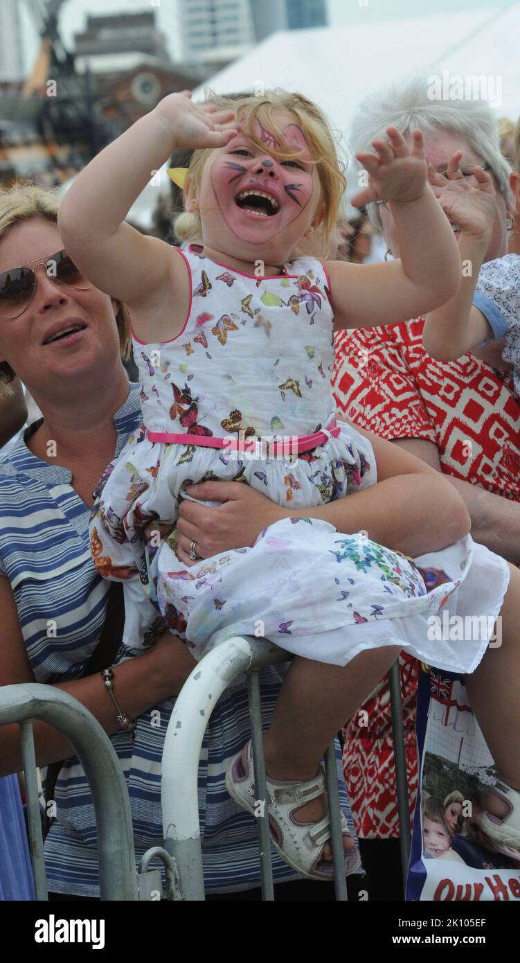 DIE 4-JÄHRIGE ELLA KERTON ENTDECKT IHREN VATER PO MARK KERTON, ALS HMS DIAMOND NACH PORTSMOUTH ZURÜCKKEHRTE, NACHDEM SIE BEIM VERBOT CHEMISCHER WAFFEN AUS SYRIEN GEHOLFEN HATTE. BILDER VON MIKE WALKER, MIKE WALKER, 2014 Stockfoto