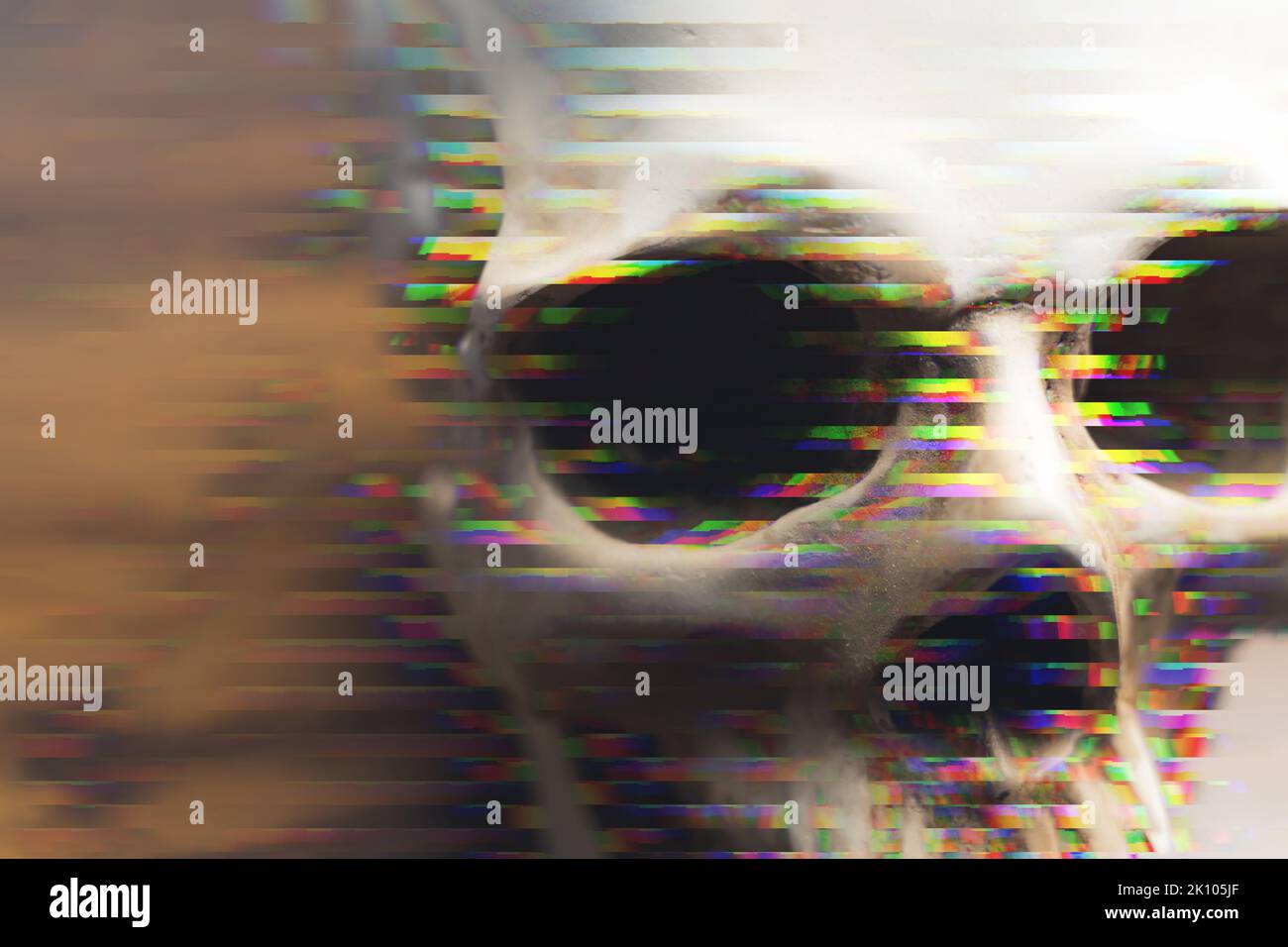 Farbige Pixel chromatische Aberration auf weißem, obskuren menschlichen Schädel. Unscharfer Hintergrund. Tod und Leben Konzept. Grafik. Foto in hoher Qualität Stockfoto