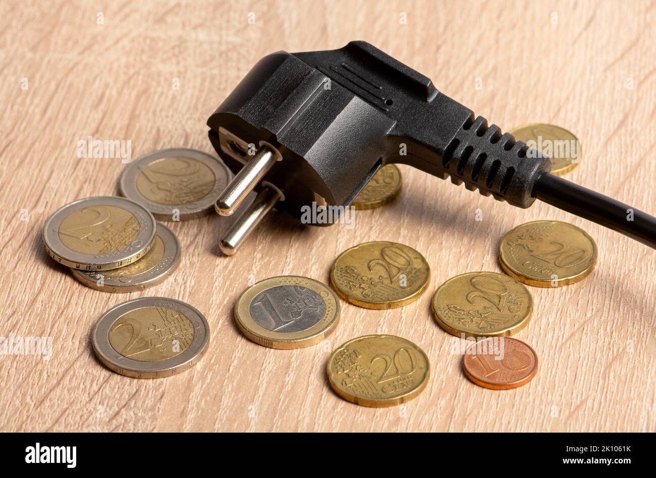 Elektrostecker und Euro-Geld. Teure Stromkosten Stockfoto