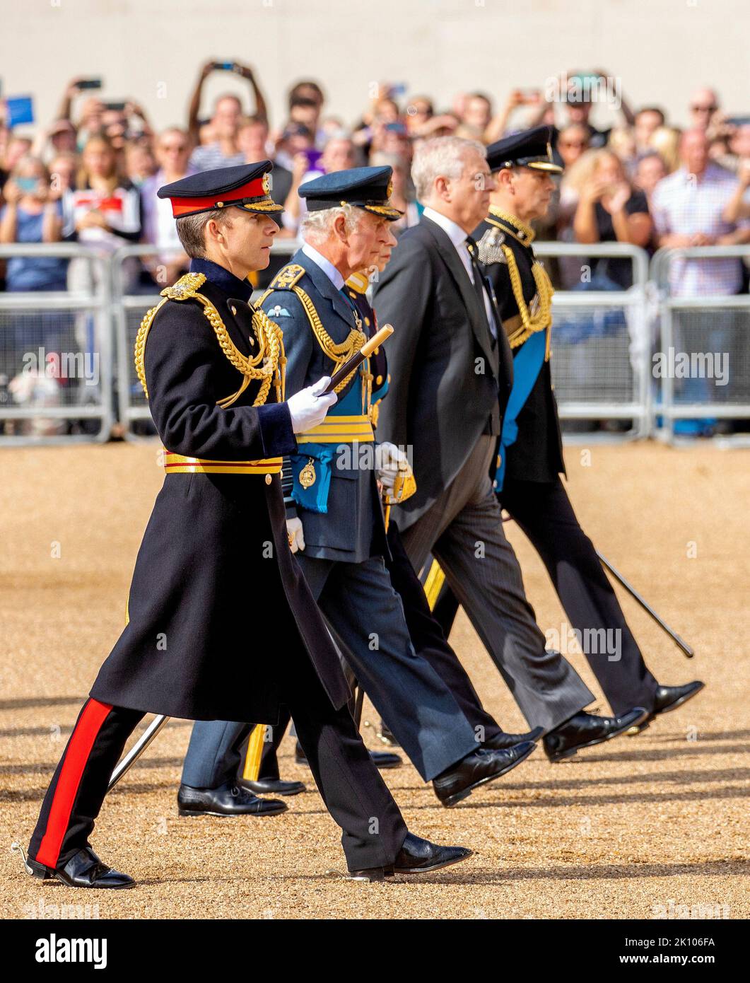 London, Großbritannien. 14. September 2022. König Charles III, Anne, Prinzessin Royal und Andrew, der Herzog von York, begleiten den Sarg von Königin Elizabeth II. Des Vereinigten Königreichs, der am 14. September 2022 vom Buckingham Palace über die Horse Guards zur Westminster Hall in London transportiert wird. Auf einem Waffenwagen Wird In der Westminster Hall Eine Zeremonie anlässlich der Ankunft ihrer Majestys Coffin Foto: Albert Nieboer/Netherlands OUT/Point de Vue OUT Quelle: dpa picture Alliance/Alamy Live News Stockfoto