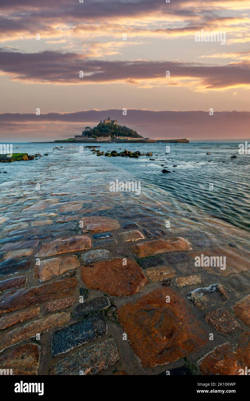 St. Michaels Mount bei Sonnenuntergang mit überflutetem Gezeitendamm keine Menschen Stockfoto