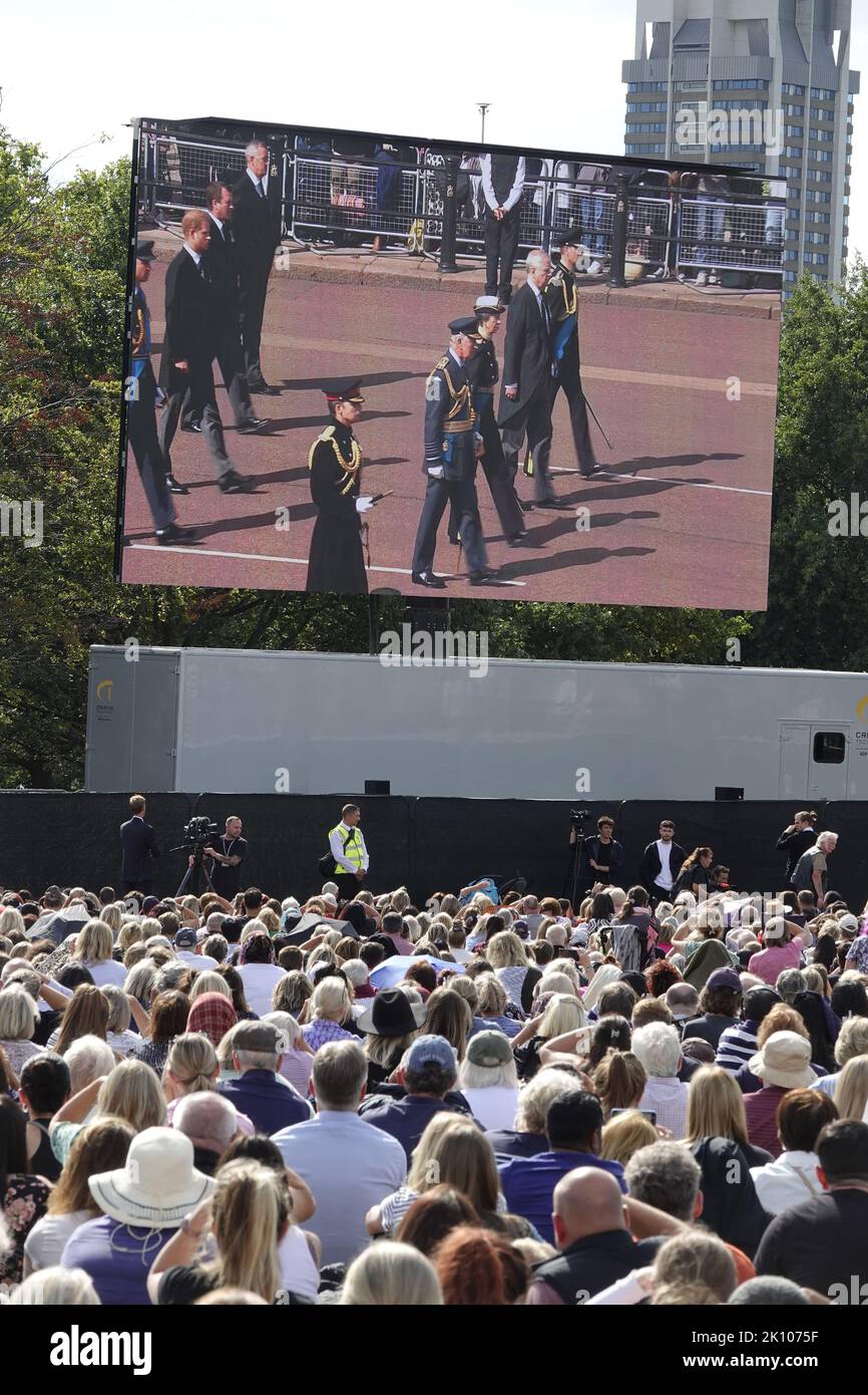 Westminster, London, Großbritannien. 14. September 2022. Die Cortege-Prozession von Königin Elizabeth II wird von riesigen Menschenmengen im Hyde Park auf Jumbo-Fernsehbildschirmen beobachtet - nachdem die Sicherheitskräfte den Zugang zur Prozessionsroute gesperrt haben. Kredit: Motofoto/Alamy Live Nachrichten Stockfoto