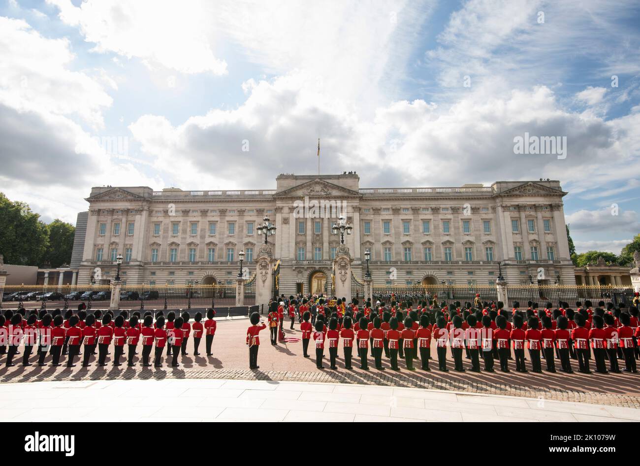 14.. September 2022. London, Großbritannien. Der Sarg von QueenÕs verlässt den Buckingham Palace mit der Waffenkarrierung, gefolgt von Prinz Harry, dem Herzog von Sussex, Prinz William, dem Prinzen von Wales, Prinz Andrew, dem Herzog von York, Prinzessin Anne, der Prinzessin Royal, Prinz Edward, dem Earl of Wessex, König Karl III. Und der Herzog von Cambridge nehmen die Reise nach Westminster Hall, wo sie vier Tage vor ihrer Beerdigung im Staat liegen wird. Quelle: Doug Peters/EMPICS/Alamy Live News Stockfoto