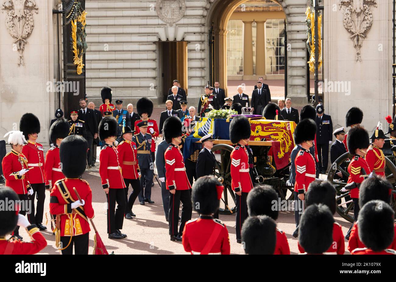 14.. September 2022. London, Großbritannien. Der Sarg von QueenÕs verlässt den Buckingham Palace mit der Waffenkarrierung, gefolgt von Prinz Harry, dem Herzog von Sussex, Prinz William, dem Prinzen von Wales, Prinz Andrew, dem Herzog von York, Prinzessin Anne, der Prinzessin Royal, Prinz Edward, dem Earl of Wessex, König Karl III. Und der Herzog von Cambridge nehmen die Reise nach Westminster Hall, wo sie vier Tage vor ihrer Beerdigung im Staat liegen wird. Quelle: Doug Peters/EMPICS/Alamy Live News Stockfoto