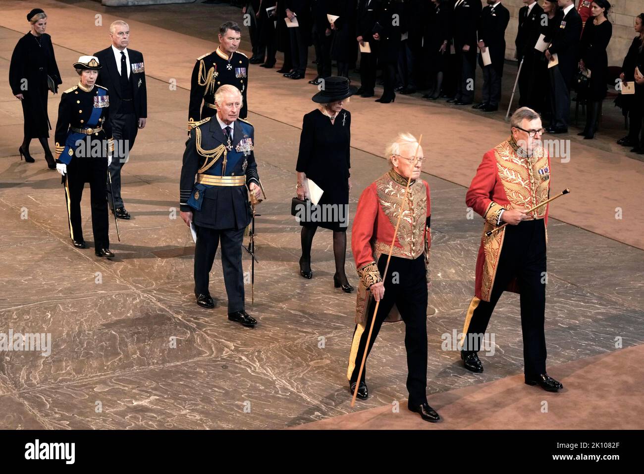 König Karl III. Und Camilla, die Königin Consort, die Prinzessin Royal, Vizeadmiral Sir Tim Laurence und der Herzog von York während eines Dienstes in der Westminster Hall, London, wo der Sarg von Königin Elizabeth II. Vor ihrer Beerdigung am Montag in Zustand sein wird. Bilddatum: Mittwoch, 14. September 2022. Stockfoto
