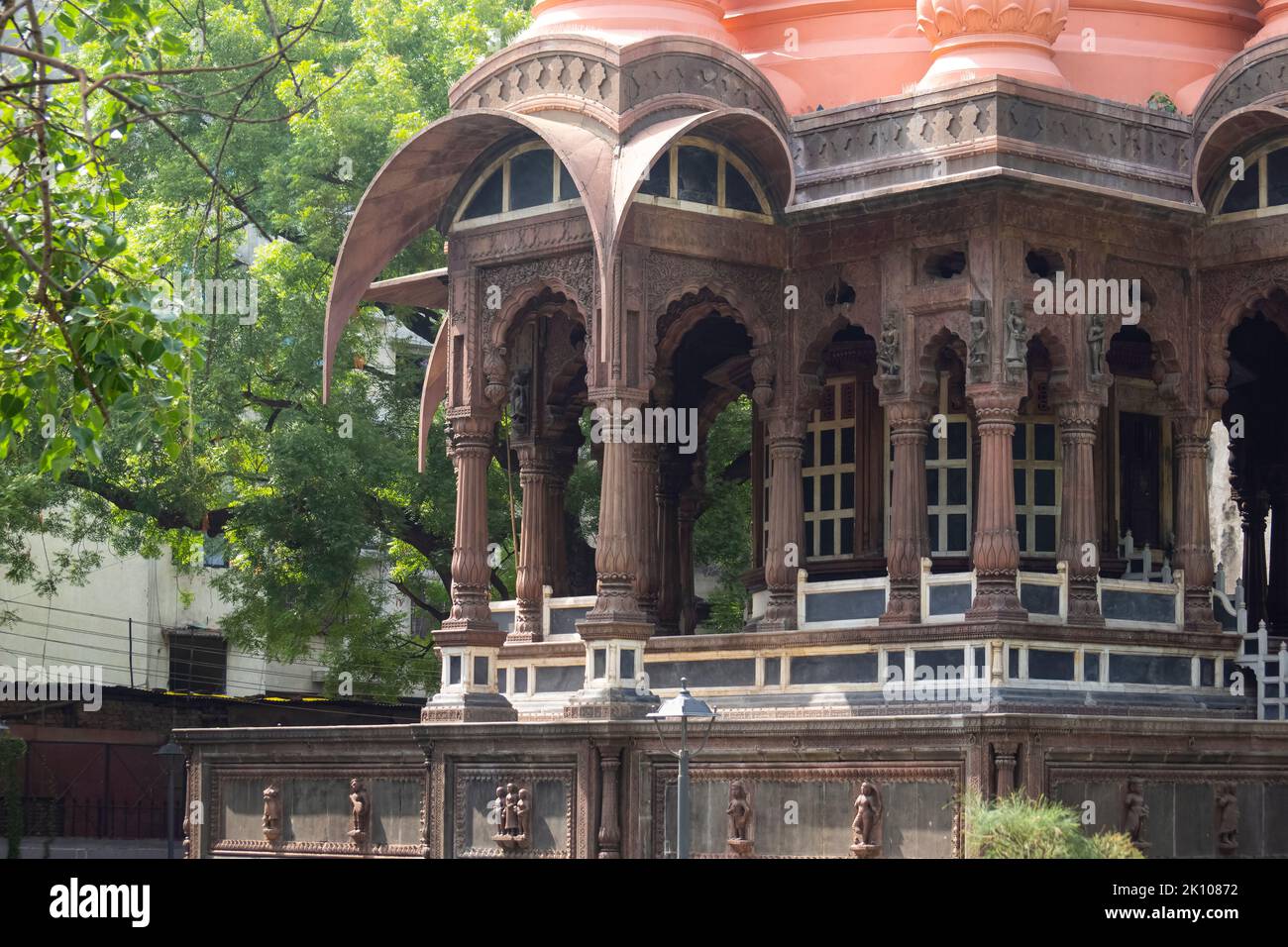 Bögen und Säulen von Boliya Sarkar KI Chhatri, Indore, Madhya Pradesh. Auch bekannt als Malhar Rao Chhatri. Indische Architektur. Alte Architektur von Stockfoto