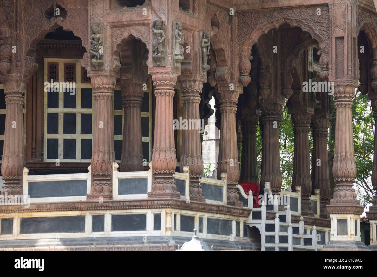 Säulen von Boliya Sarkar KI Chhatri, Indore, Madhya Pradesh. Auch bekannt als Malhar Rao Chhatri. Indische Architektur. Alte Architektur des indischen Tem Stockfoto