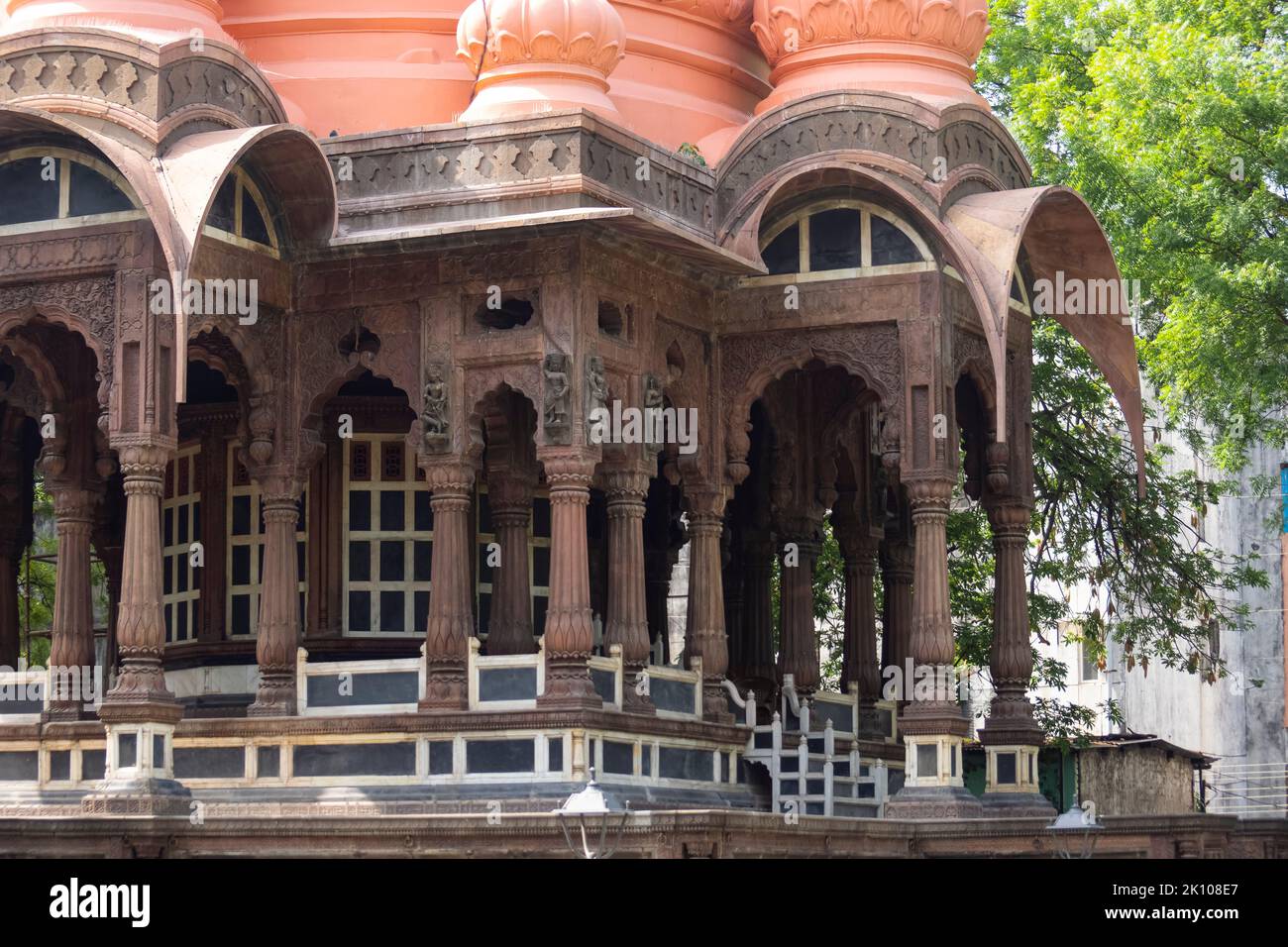 Bögen und Säulen von Boliya Sarkar KI Chhatri, Indore, Madhya Pradesh. Auch bekannt als Malhar Rao Chhatri. Indische Architektur. Alte Architektur von Stockfoto