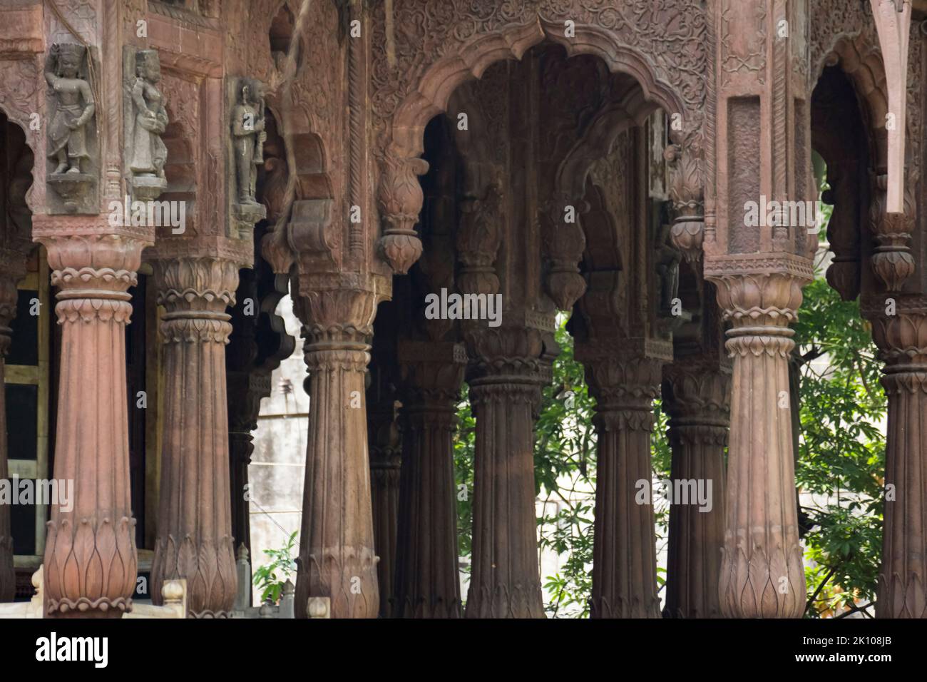 Säulen von Boliya Sarkar KI Chhatri, Indore, Madhya Pradesh. Auch bekannt als Malhar Rao Chhatri. Indische Architektur. Alte Architektur des indischen Tem Stockfoto