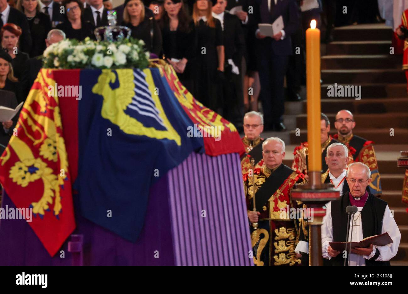 Der Erzbischof von Canterbury, Justin Welby, spricht, während der Sarg von Königin Elizabeth II., der im Royal Standard mit der darauf platzierten Imperial State Crown drapiert ist, auf der Katafalque in der Westminster Hall, London, ruht, wo er vor ihrer Beerdigung am Montag in einem Zustand liegen wird. Bilddatum: Mittwoch, 14. September 2022. Stockfoto