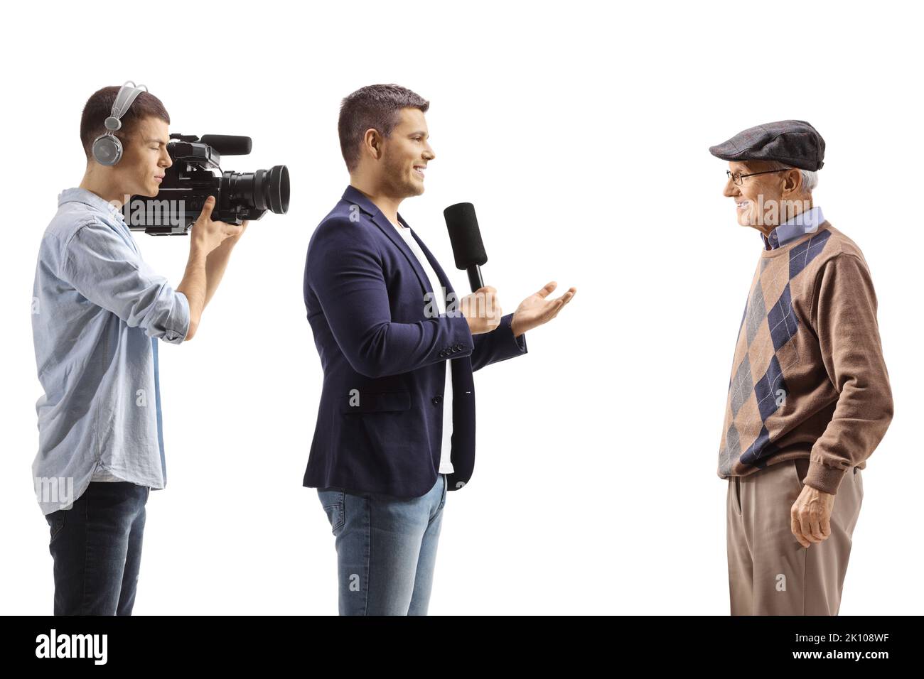 Kameramann und ein männlicher Reporter interviewten einen Rentner isoliert auf weißem Hintergrund Stockfoto