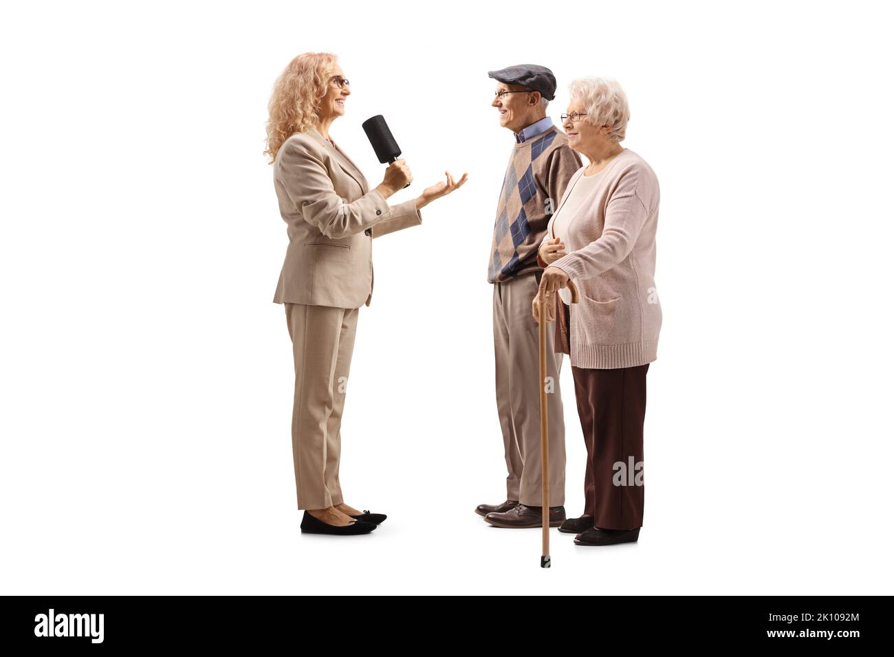 Weibliche Reporterin interviewte ein älteres Paar isoliert auf weißem Hintergrund Stockfoto