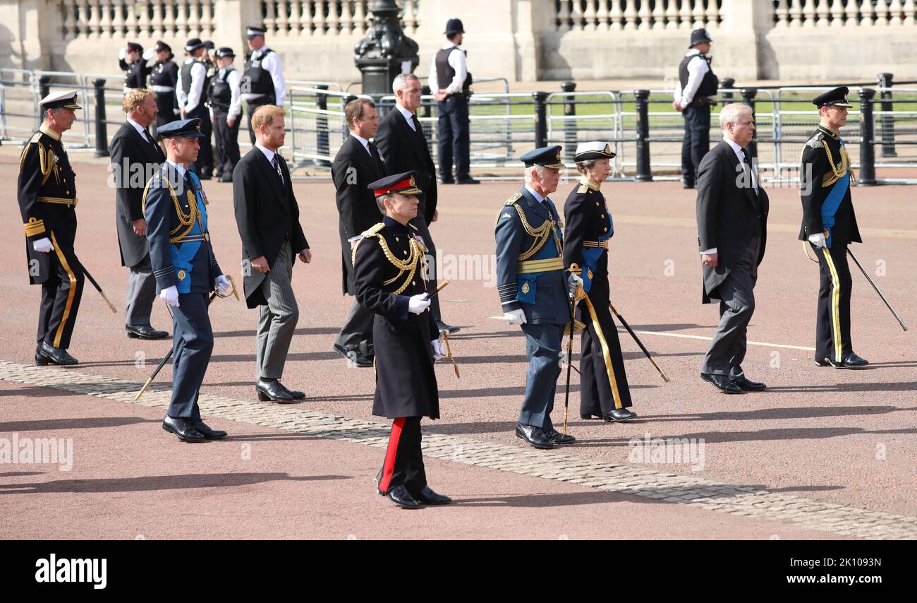 London, Großbritannien. 14. September 2022. Der Sarg Ihrer Majestät Königin Elizabeth II. Wird auf einem Waffenwagen vom Buckingham Palace in Richtung Westminster Hall getragen, wo ihr Leichnam vier Tage lang in einem Zustand liegen wird, gefolgt von ihren Kindern König Charles III, Prinzessin Anne, Prinz Andrew, Prinz Edward, Prinz William und Prinz Harry in London, Am Mittwoch, den 14. September 2022. Foto von Hugo Philpott/UPI Credit: UPI/Alamy Live News Stockfoto