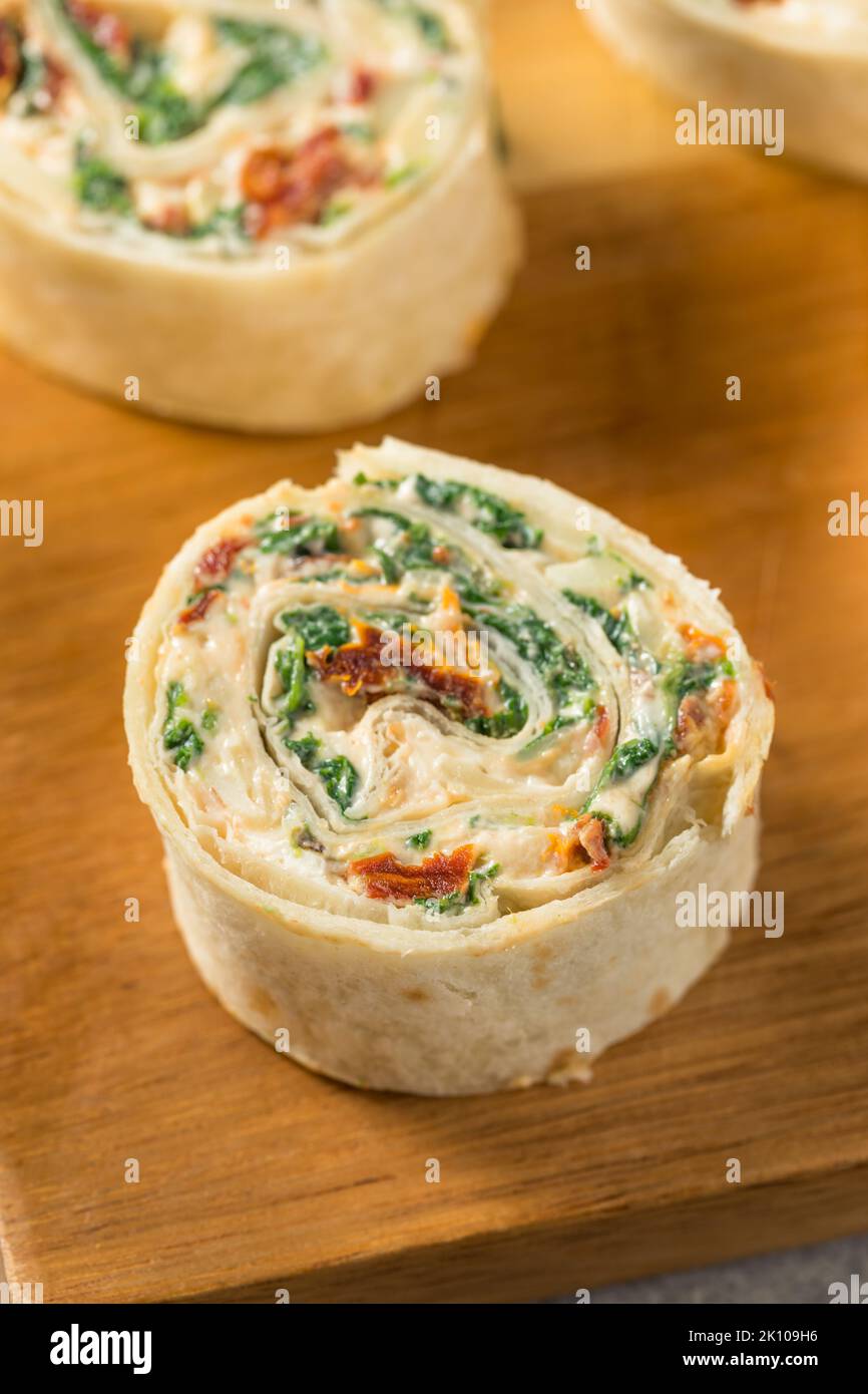 Hausgemachte Pinwheel Tortilla Vorspeisen mit Frischkäse und Spinat Stockfoto