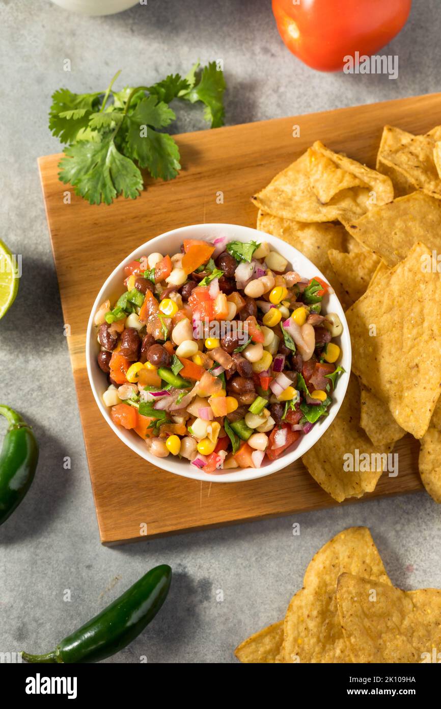 Hausgemachtes Bio-Cowboy-Kaviar-Dip mit Maisbohnen und Chips Stockfoto