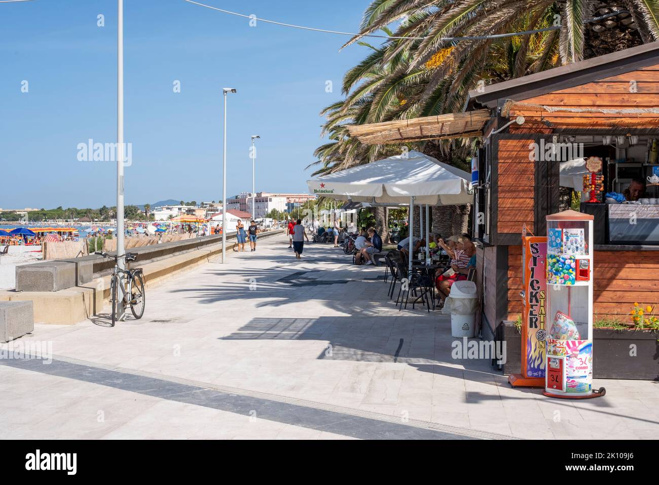 Holzkiosks und Bars an der Lungomare Promenade der Via Lido von Spiaggia del Lido in Alghero, Sardinien, Italien Stockfoto