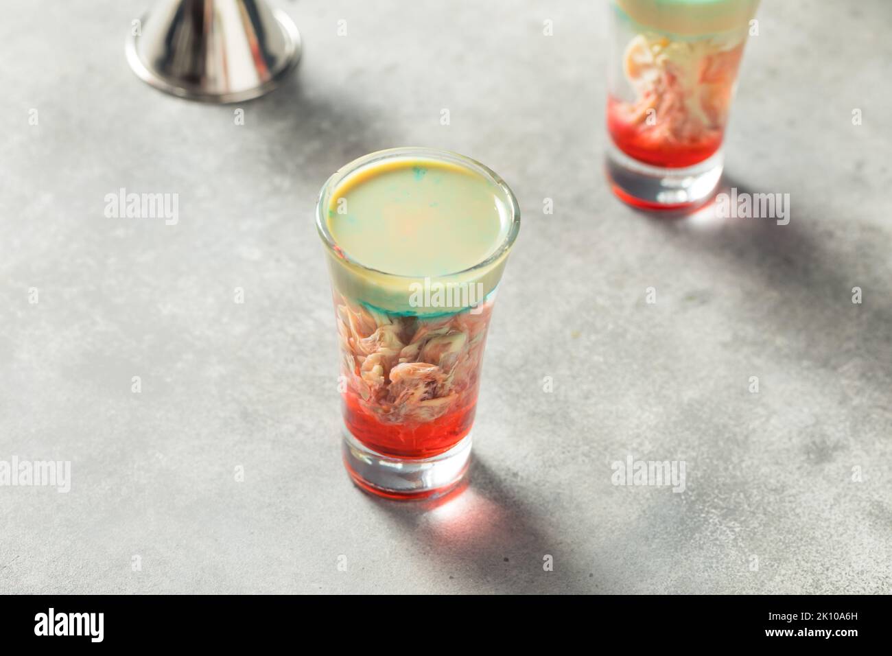 Boozy Alien Brain Blutung Shot Cocktail für Halloween Stockfoto