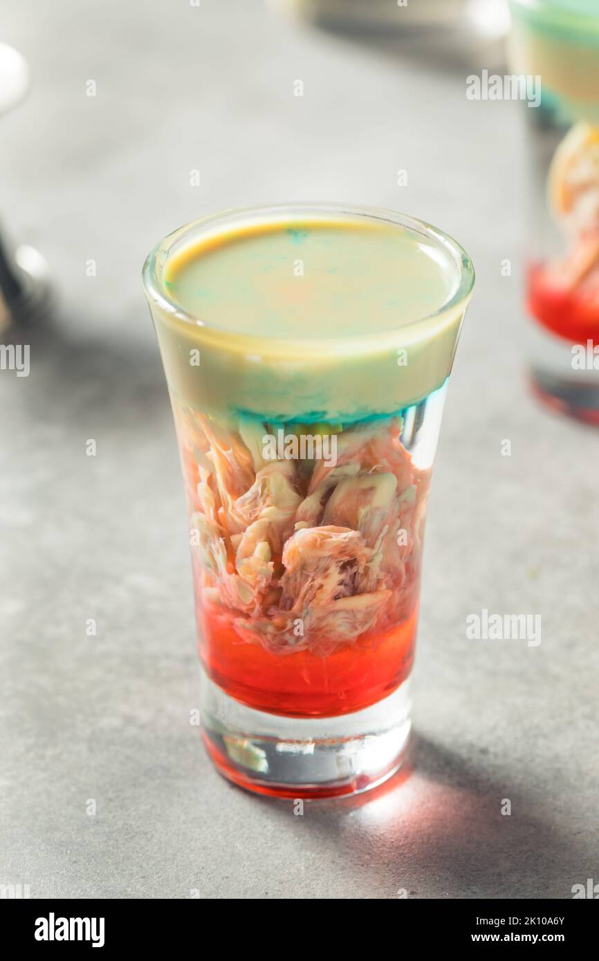 Boozy Alien Brain Blutung Shot Cocktail für Halloween Stockfoto