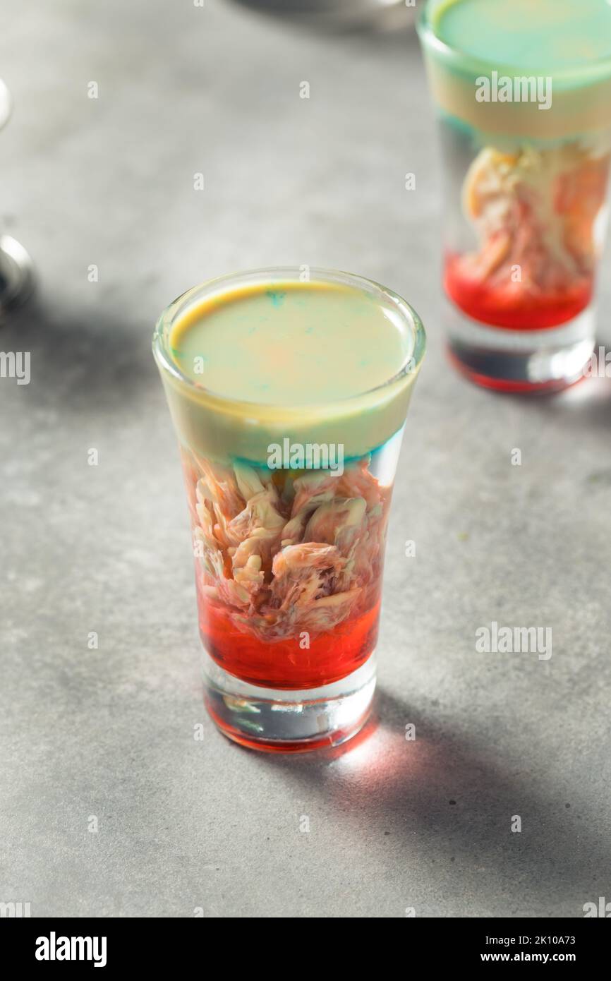 Boozy Alien Brain Blutung Shot Cocktail für Halloween Stockfoto