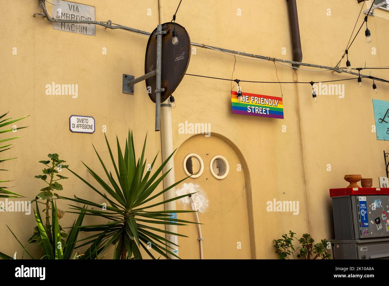 Straßenname Zeichen der Via Ambrogio Machin genannt eine (Homosexuell) freundliche Straße in der Altstadt von Alghero, Sardinien, Italien Stockfoto