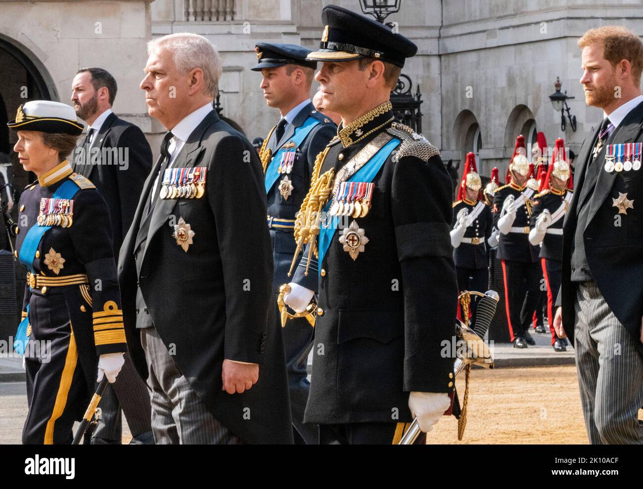 London, Großbritannien. 14. September 2022. Von links: Die britische Prinzessin Anne, Prinz Andrew, Prinz William, Prinz Edward und Prinz Harry, marschieren hinter dem Sarg der britischen Königin Elizabeth, während er vom Buckingham Palace zum Houses of Parliament für ihre im Staat liegende, in London, Großbritannien, transportiert wird, 14. September 2022.Quelle: Rob Taggart/Alamy Live News Quelle: Rob Taggart/Alamy Live News Stockfoto